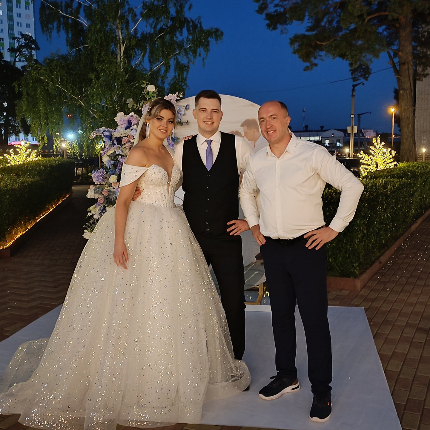 Окончание банкета.Довольные молодожёны.