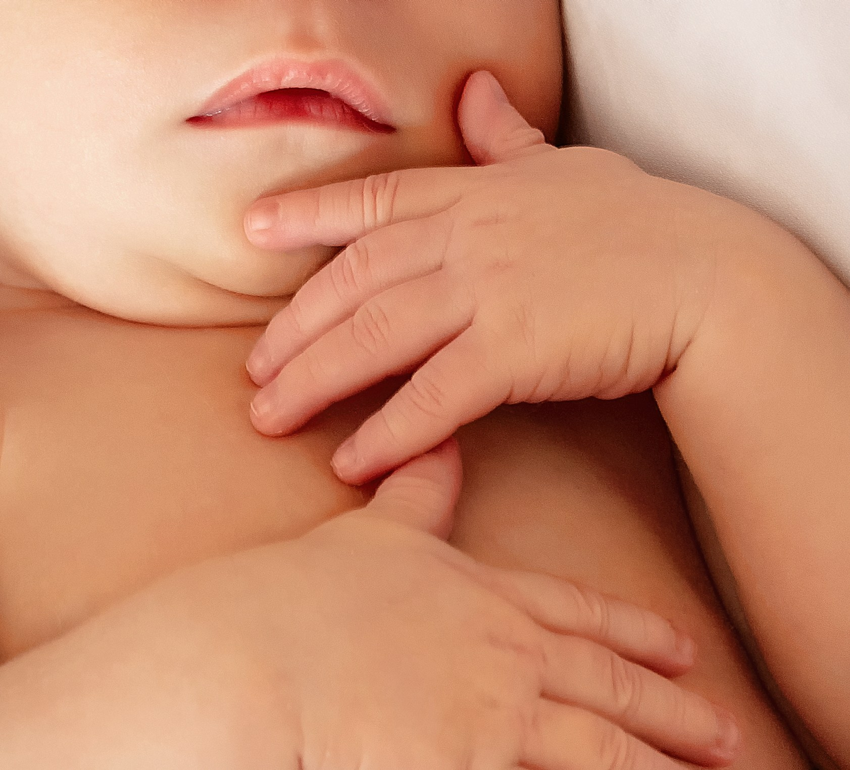 Фотосессия новорожденного с папой-полицейским в форме: нежность и защита