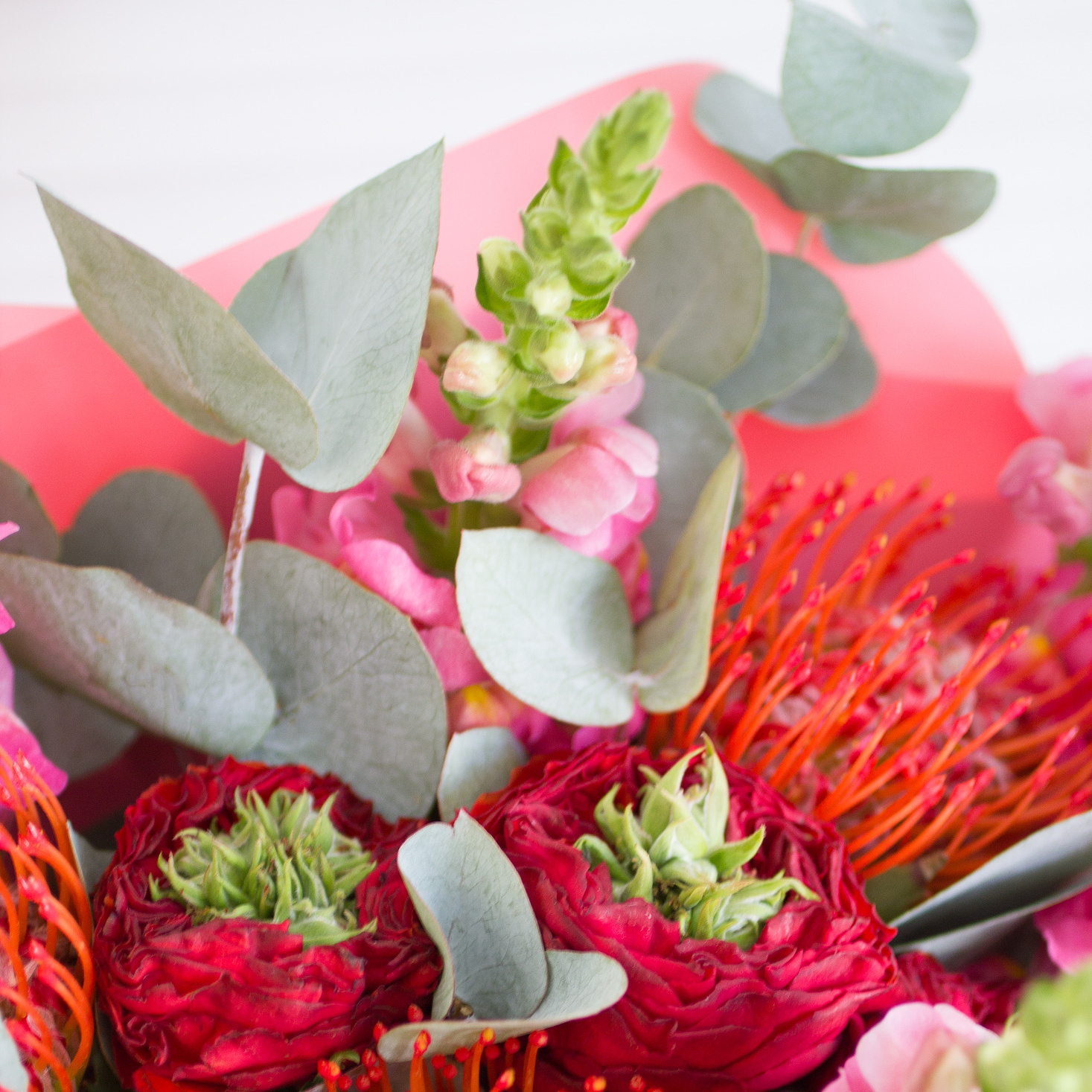 Букет розы рэд ай, леукоспермум, антирринум, эвкалипт. Флорист Маргарита Гладкова