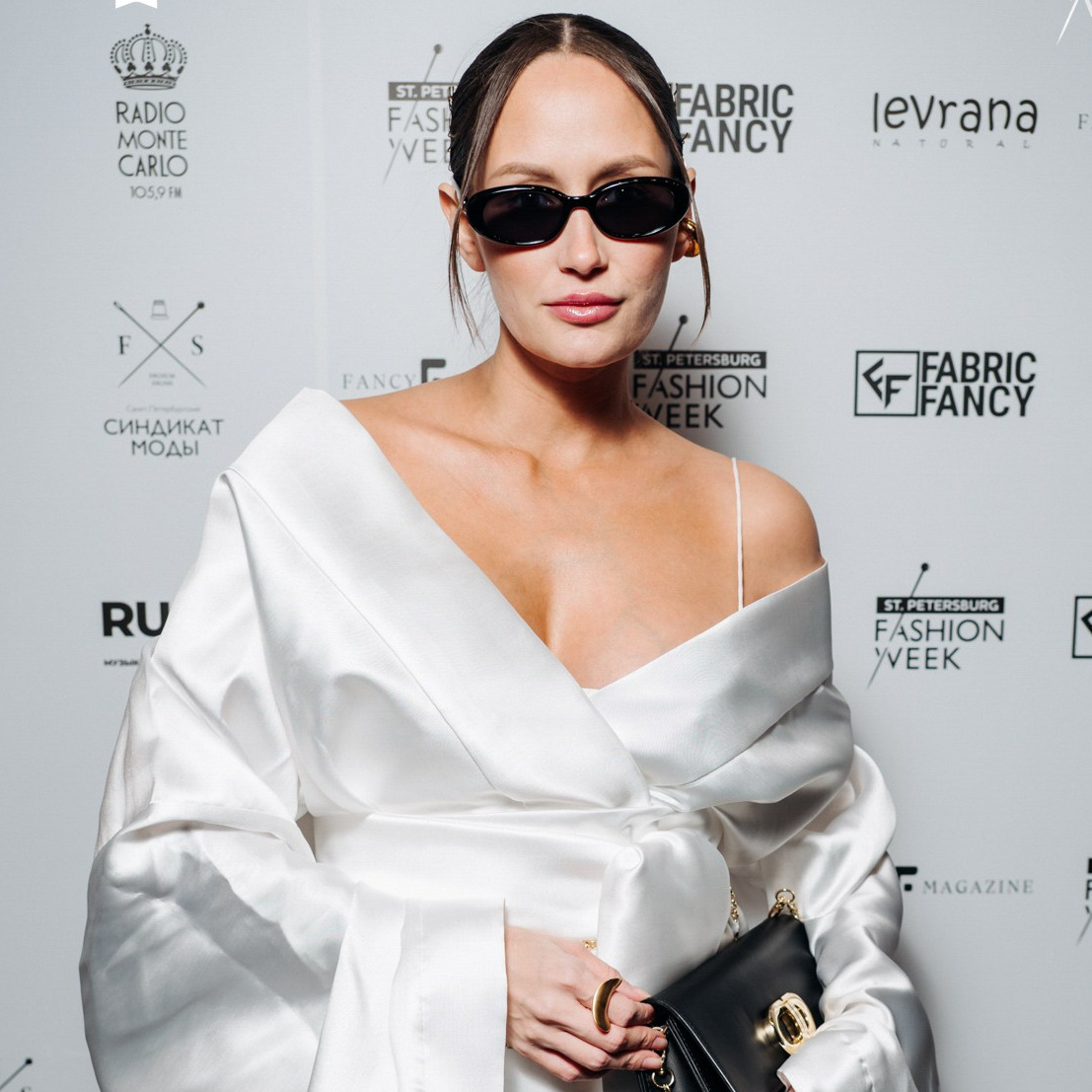 профессиональный стилист Karina Nova Санкт-Петербург, делает разбор гардероба, шопинг сопровождение