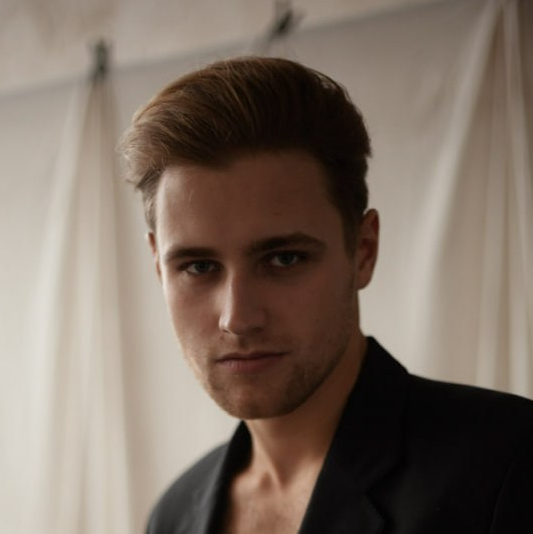 Стильные мужчины для оригинальной предметной съемки в Нижнем Новгороде.