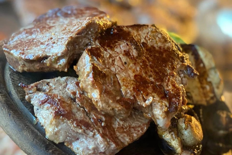 Горячий Шашлык из свинины с пряными специями на мангале