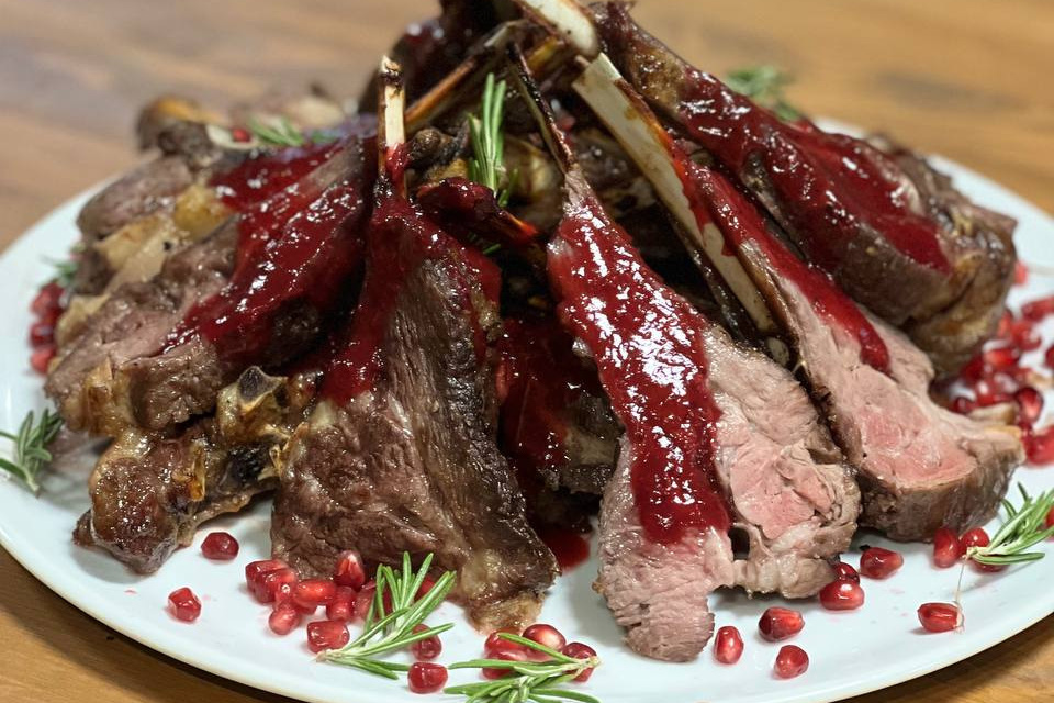 Каре ягненка на гриле с ягодным соусом для свадебного банкета