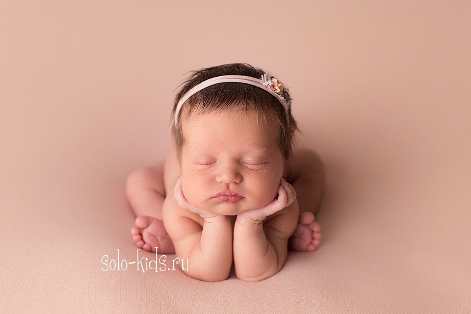 Ньюборн в позе "лягушка"