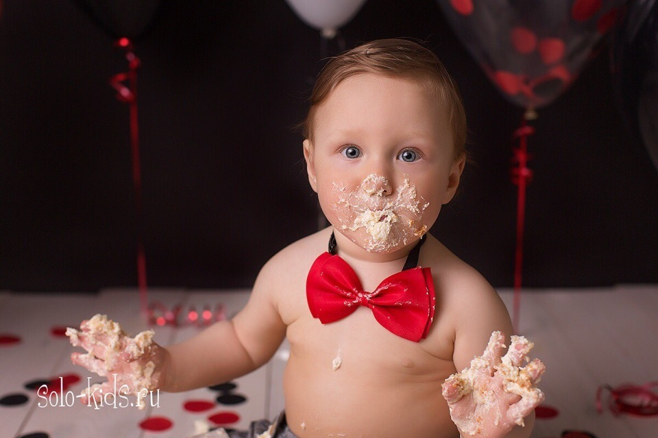 Малыш кушает тортик