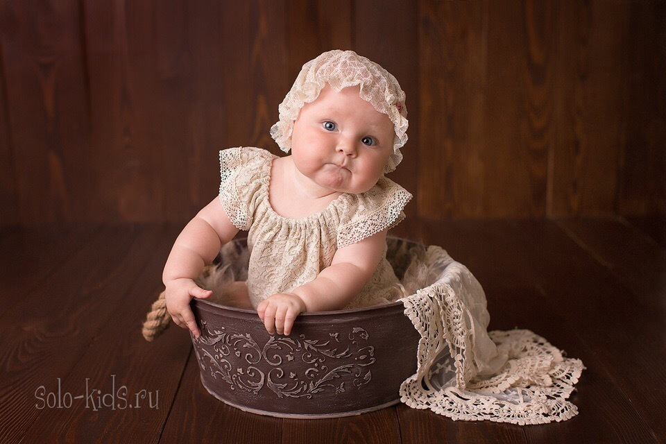 Малышка с пухлыми щёчками в ретро-чепчике