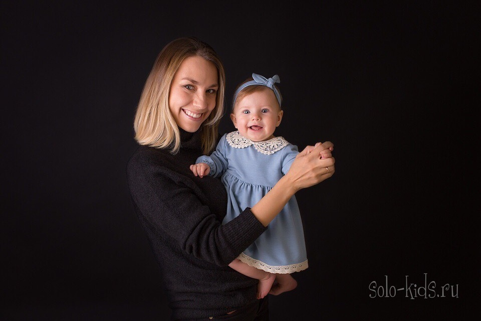 Девочка на руках у мамы