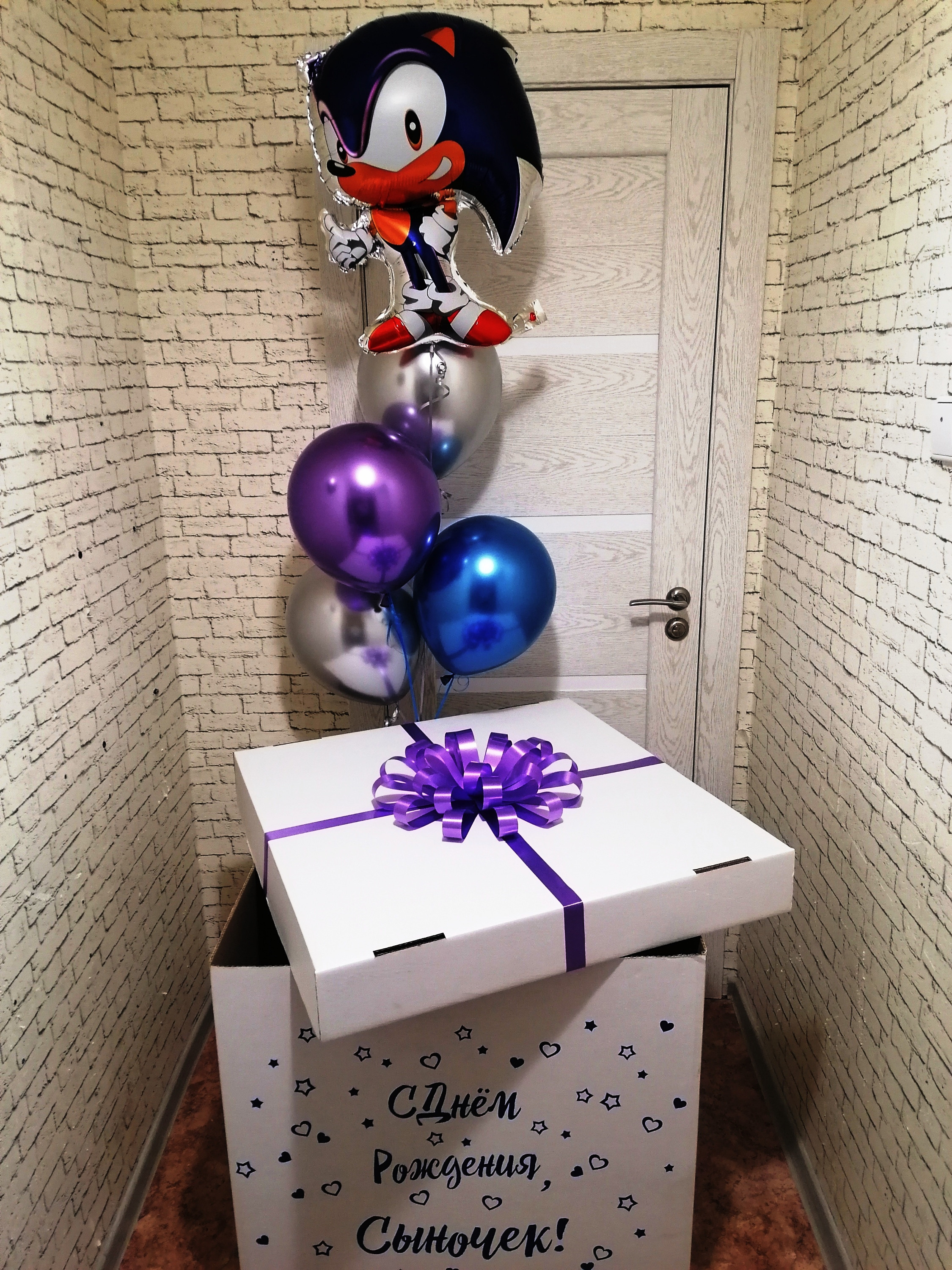 Коробка с шарами. Студия праздничного декора