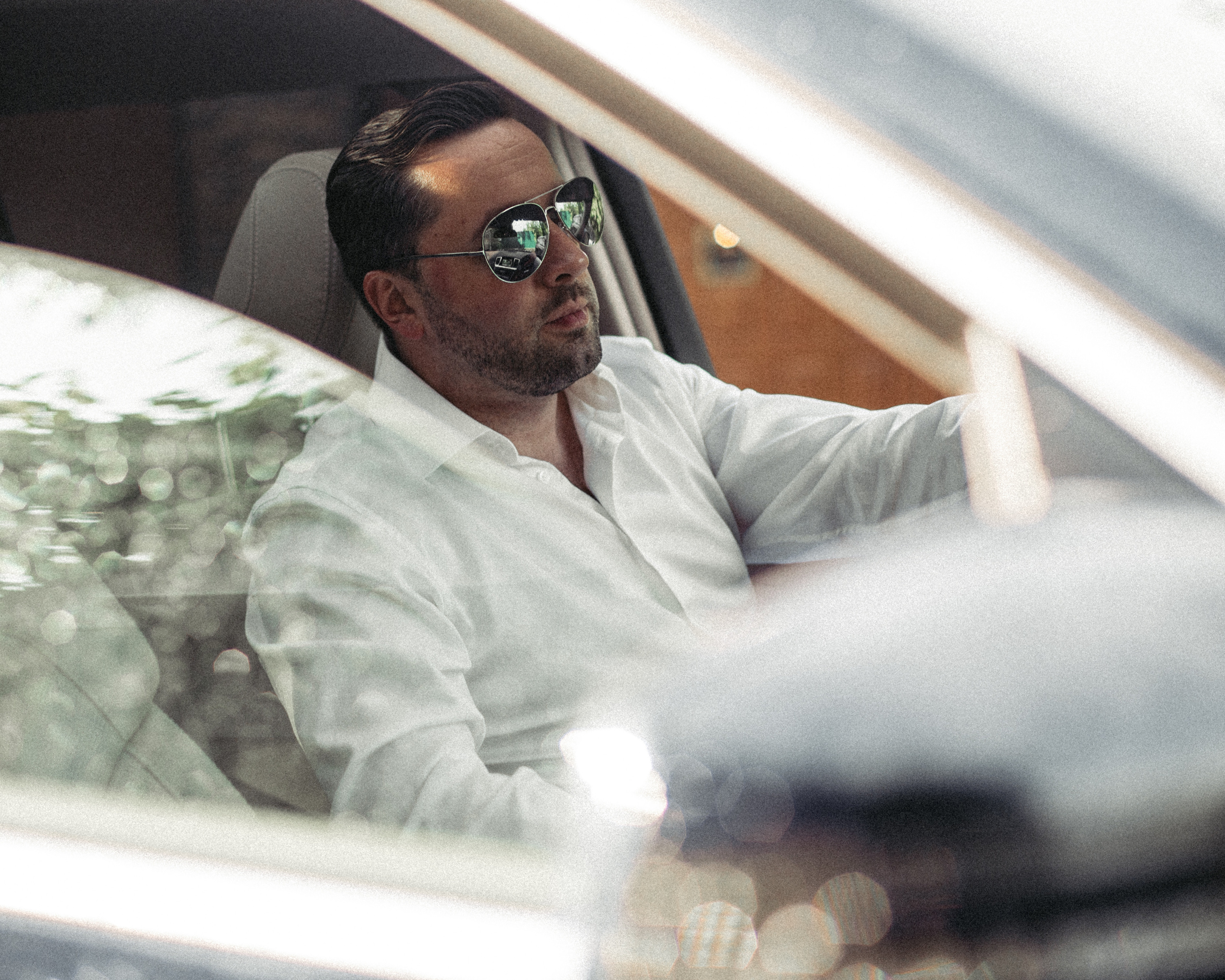 Мужской портрет в машине