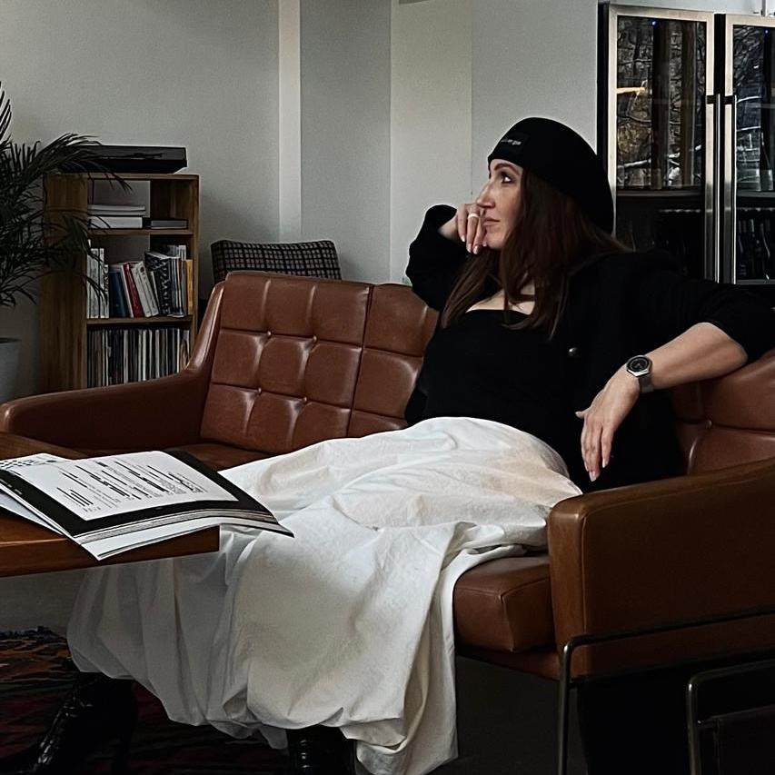 Юлия Чудинова - дизайнер интерьера. L. Deco интерьерный салон. Краски/обои/лепной декор