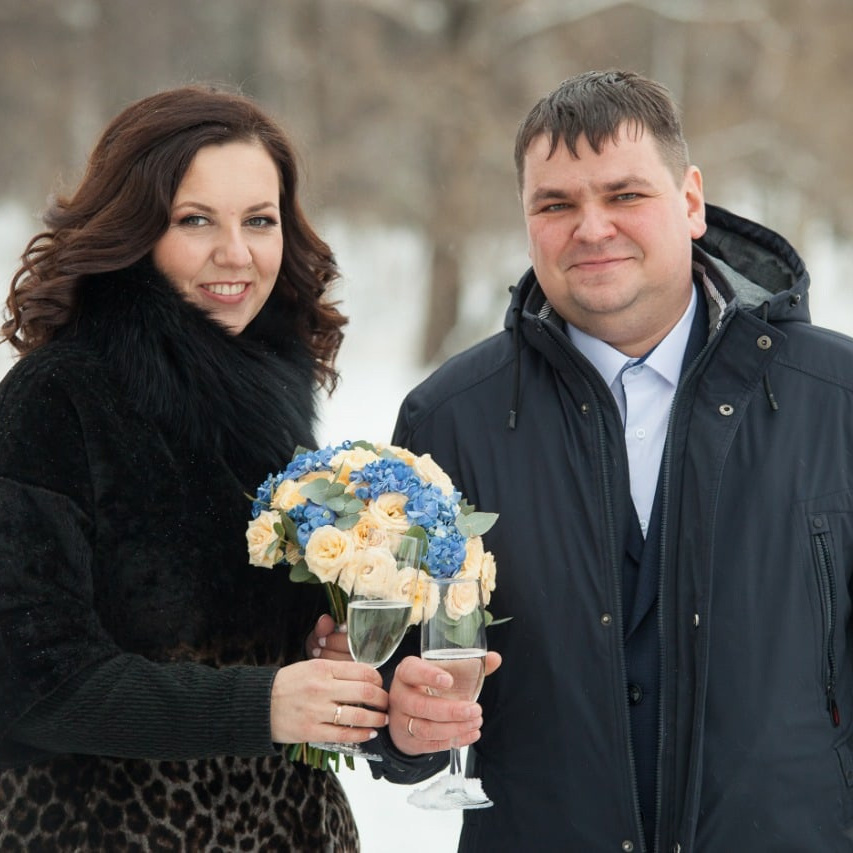 жених и невеста по пояс в темной одежде зимой позируют перед камерой