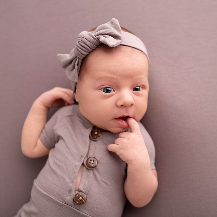 Фотосессия новорожденных Великий Новгород: спящий малыш с игрушкой, мягкий свет, нежные кадры, минимализм, лайф стайл, ньюборн, эстетика.