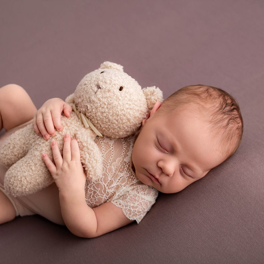 Фотосессия новорожденных Великий Новгород: спящий малыш с игрушкой, мягкий свет, нежные кадры, минимализм, лайф стайл, ньюборн, эстетика.