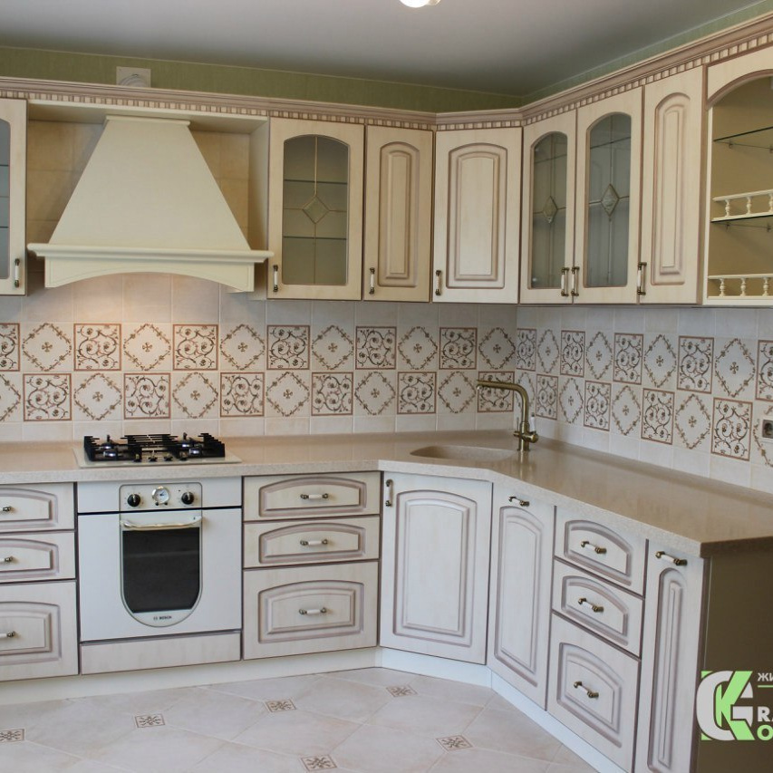 дизайн кухни со столешницей из искусственного камня