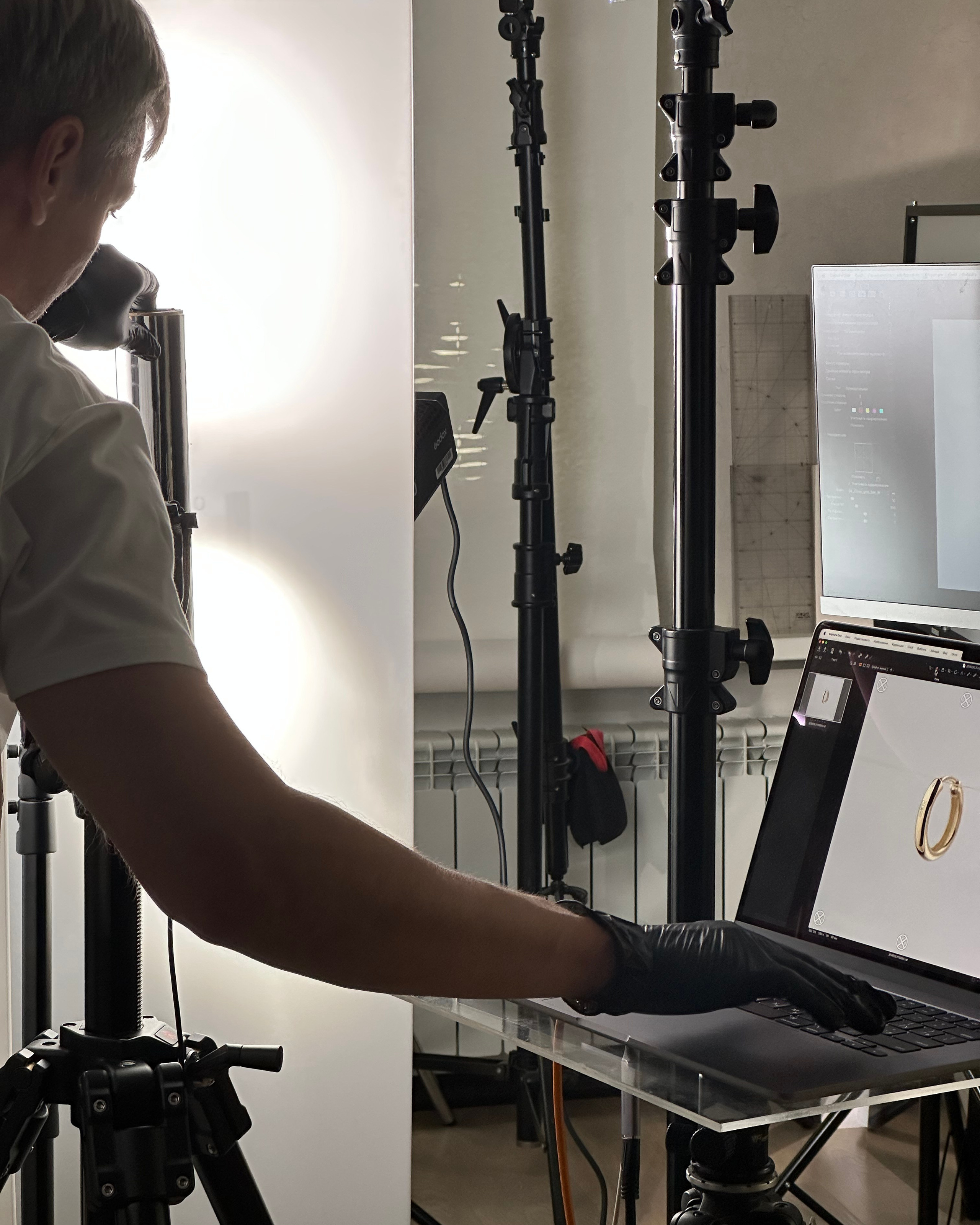 Процесс съёмки ювелирных изделий в студии — пример работы со светом, фрост-рамой и отражающими поверхностями.