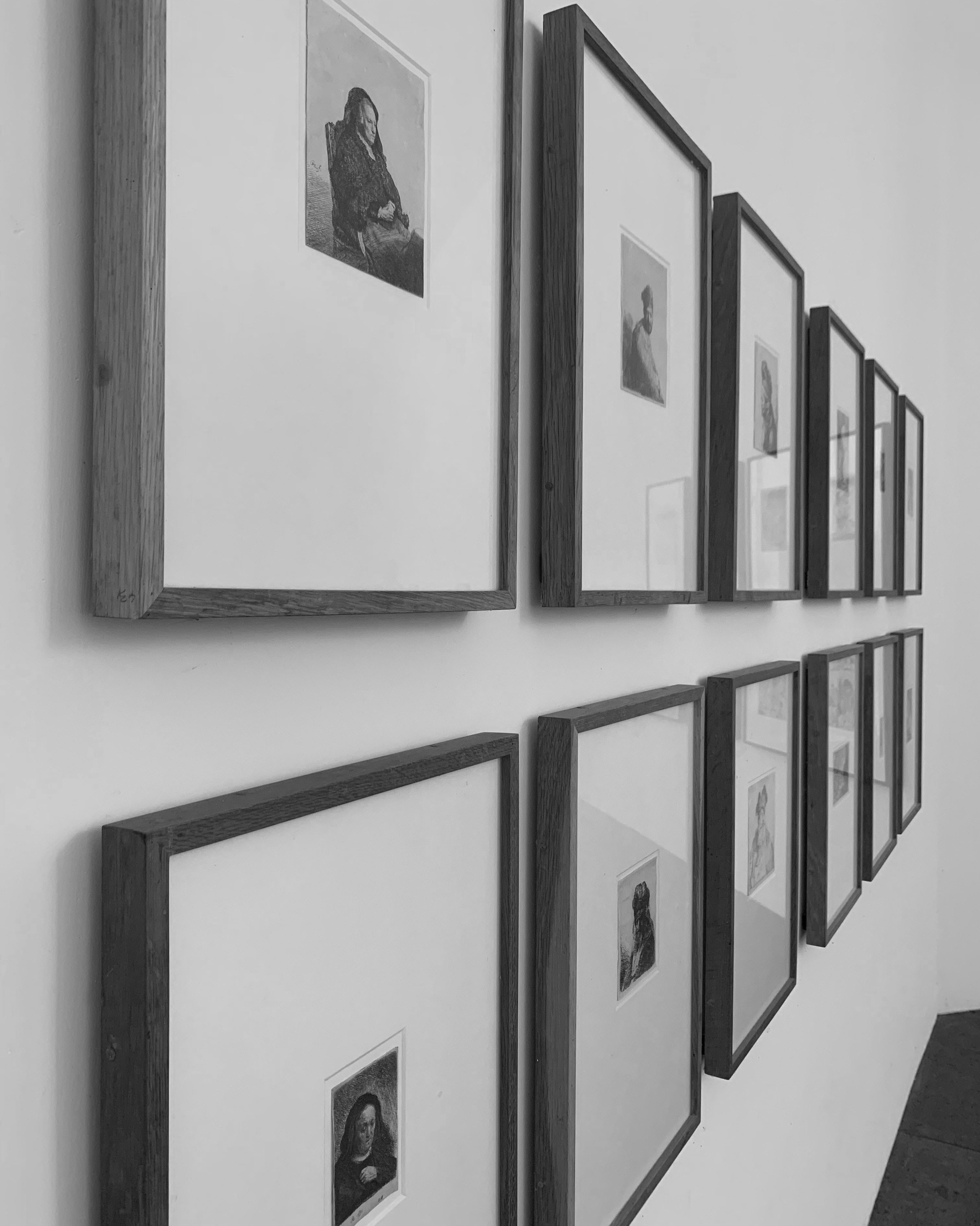 Картины висят на стене