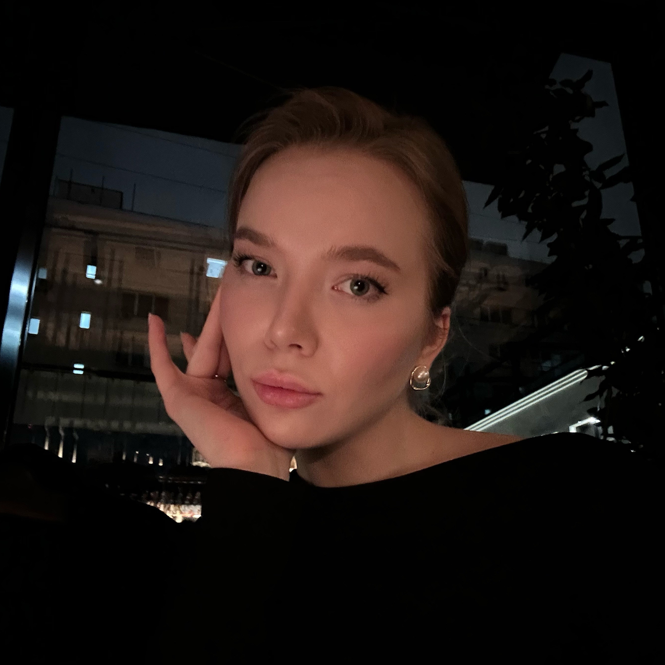 Контакты. SHE BY VI. Женский портретный фотограф в Москве