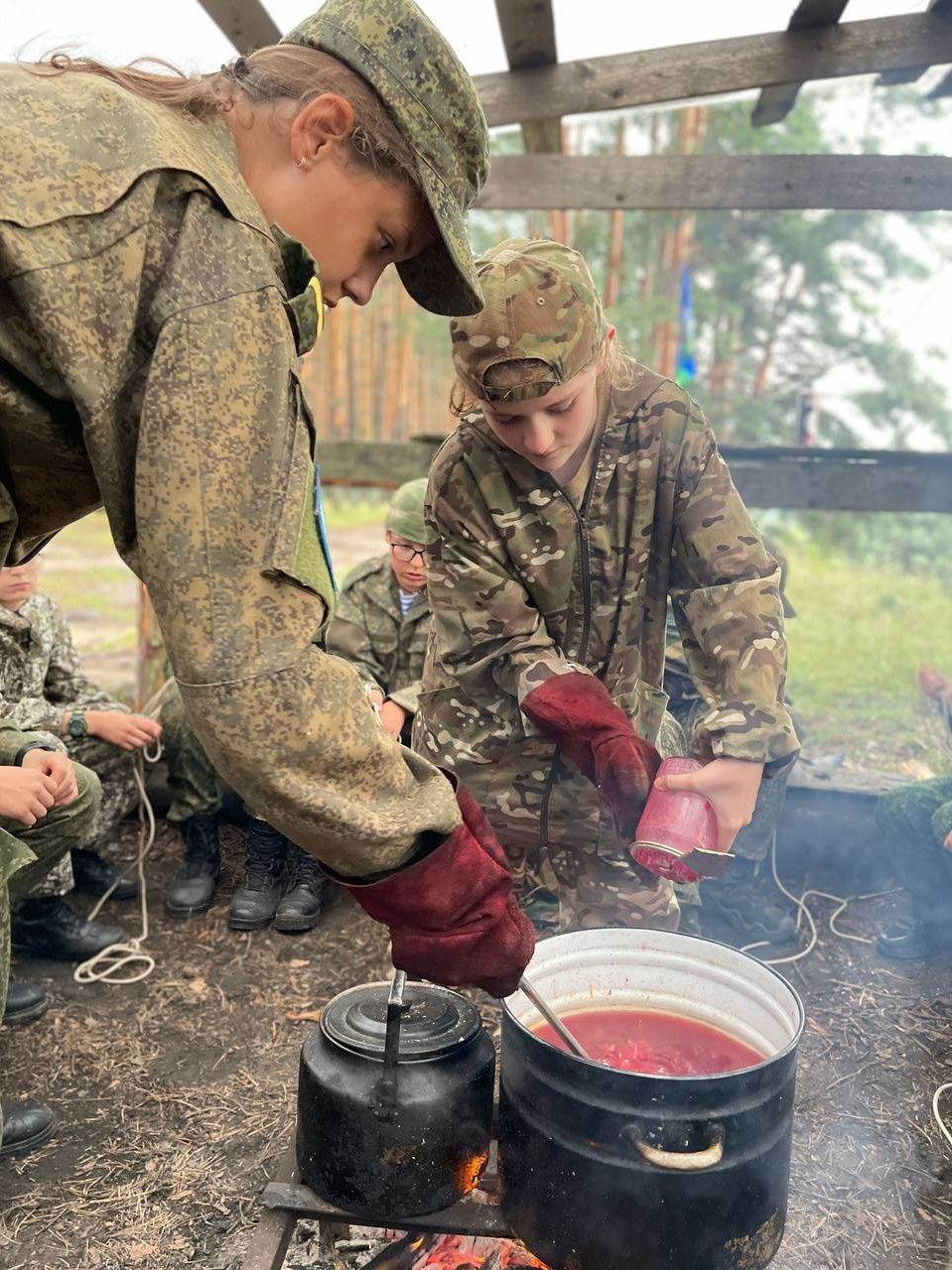 приготовление еды на костре, суп на костре, приготовление пищи на огне, военные сборы, летние каникулы, сборы для детей