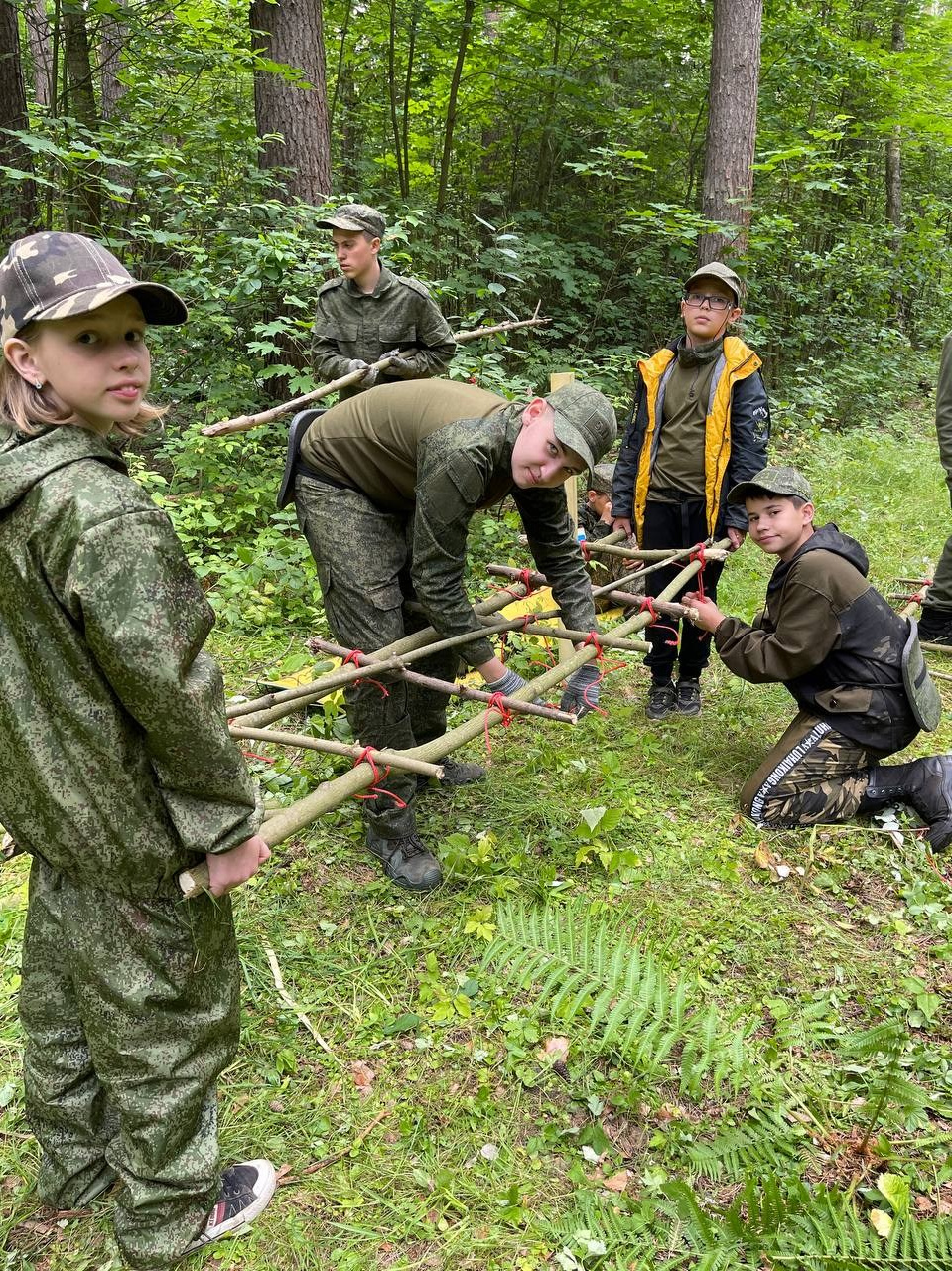 Тактическая медицина, носилки, оказание первой медицинской помощи, вязание носилок, первая медицинская помощь, военные сборы