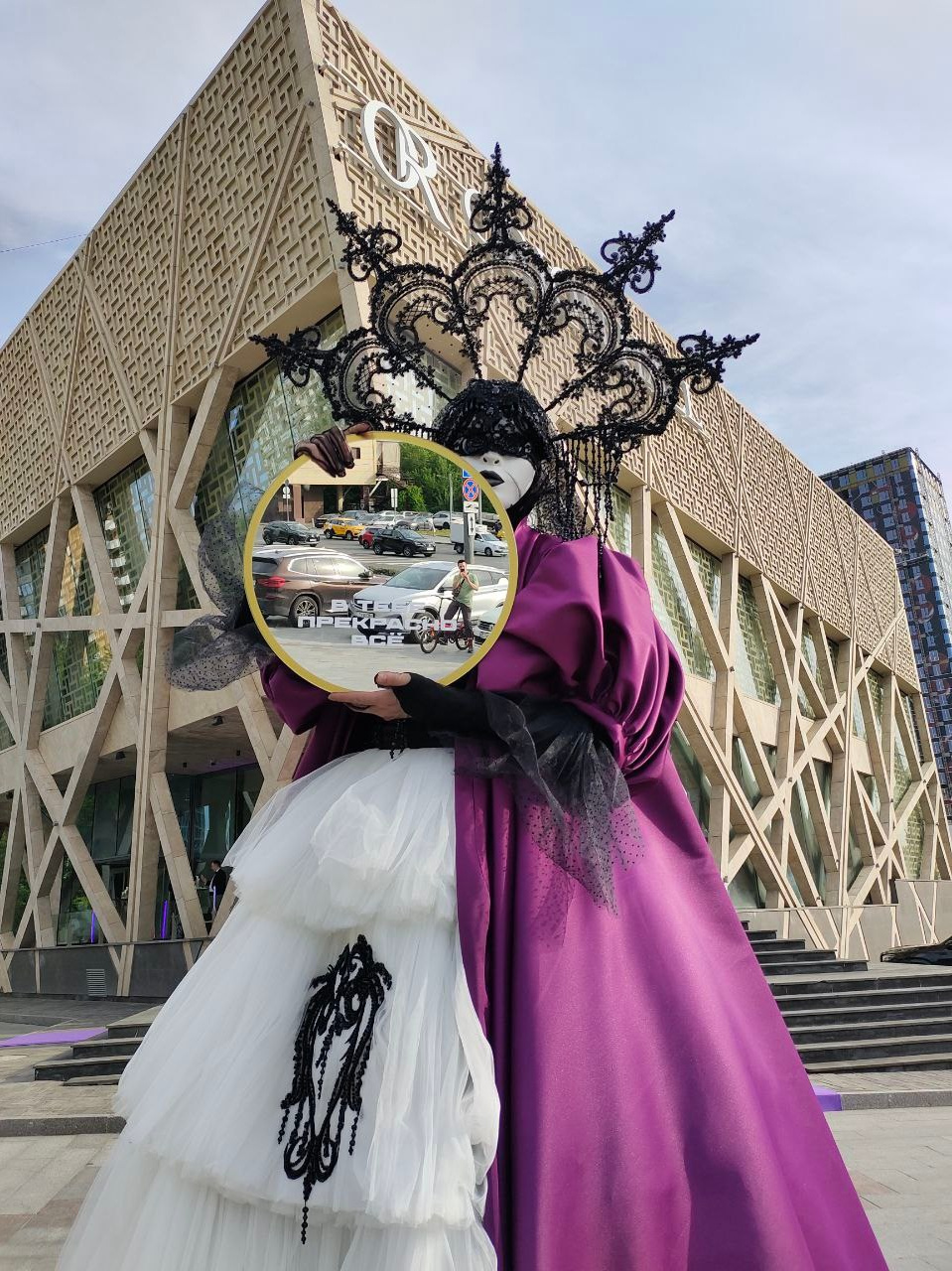 Ходулист на встречу гостей. Мимы и Ходулисты на встречу гостей. Москва