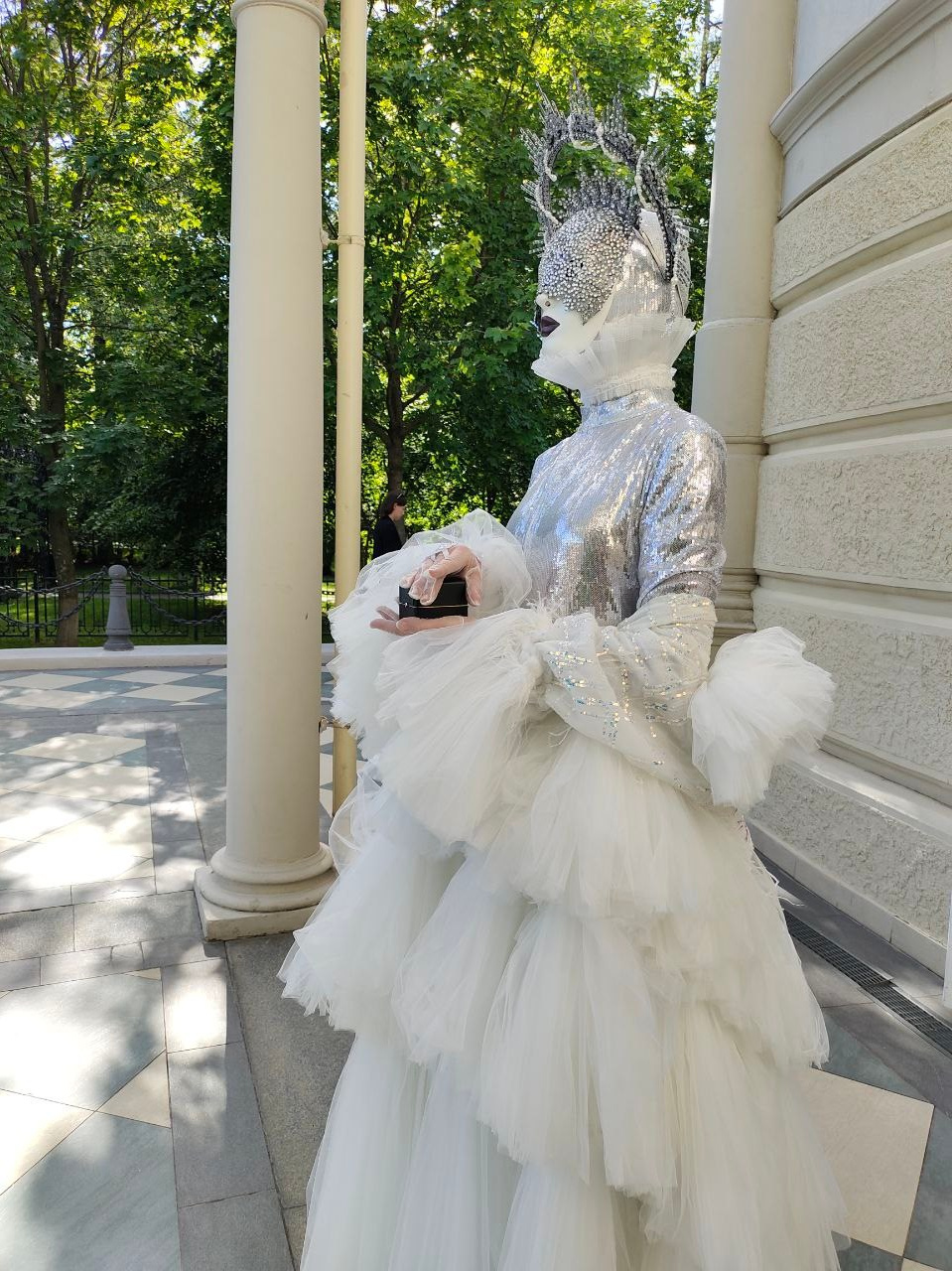 Артист в серебряном костюме выносит кольца молодожёнов на Вилле Ротонда