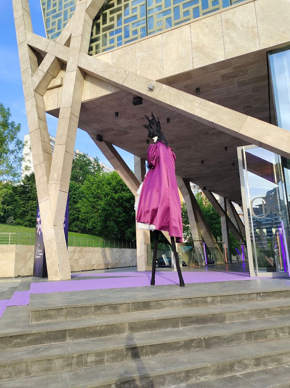 Ходулист на встречу гостей. Мимы и Ходулисты на встречу гостей. Москва