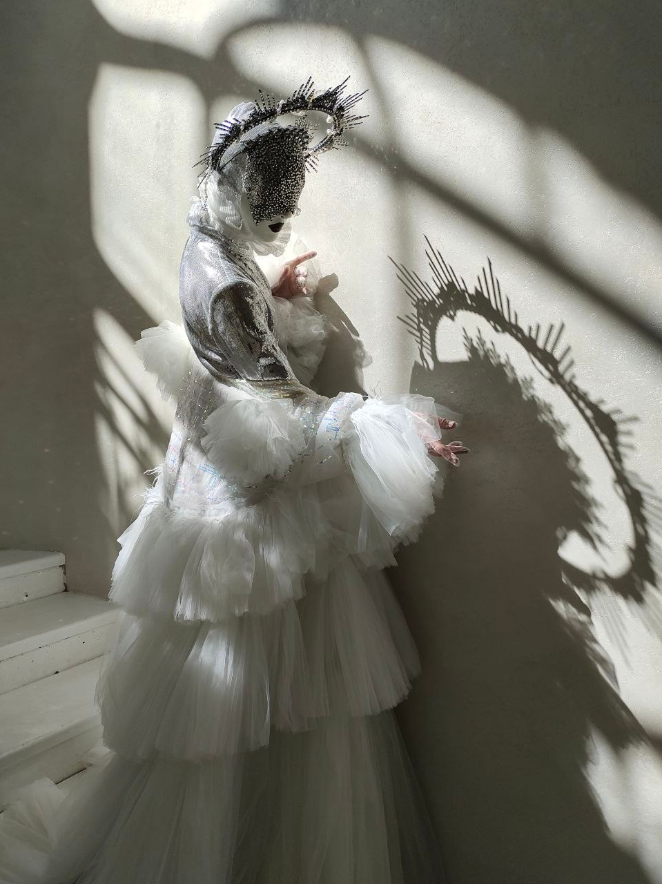 Красивая тень на стене от артиста встречающего гостей на мероприятии