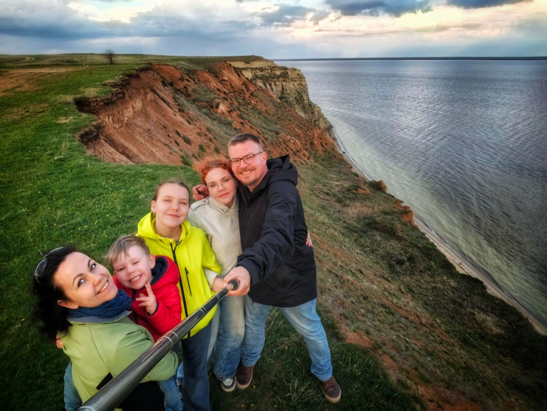 Семья радуется на Александровском грабене, наслаждаясь природой и видами