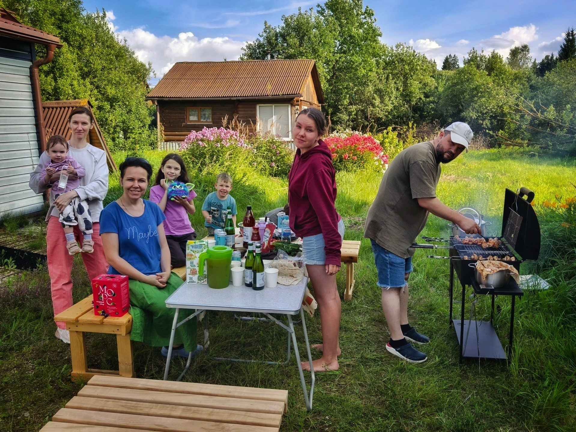 Отдых на свежем воздухе с близкими: приготовление мяса на гриле