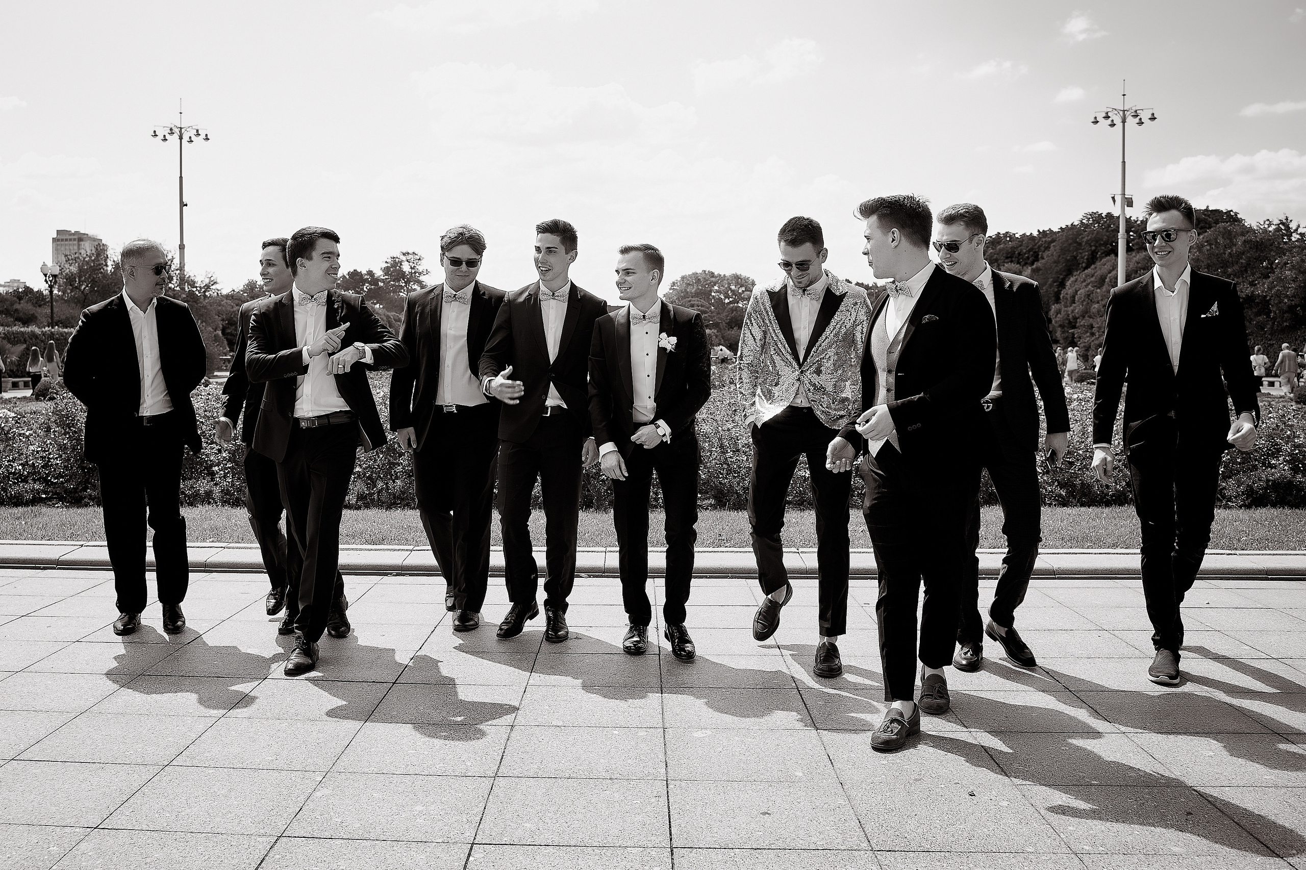 Жених идет с друзьями. Свадебный фотограф Сергей Гаварос. Свадебная фотосъемка в Москве