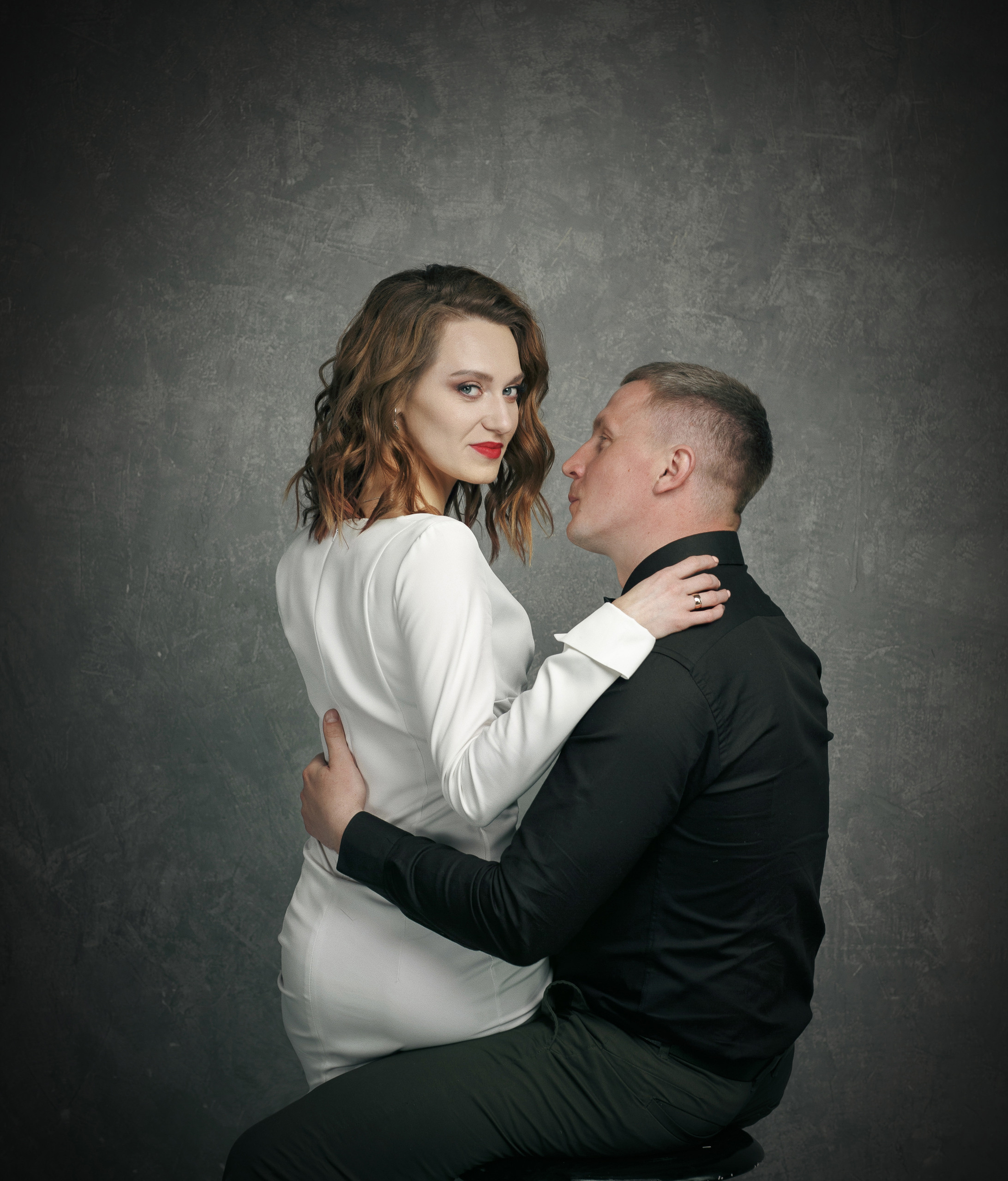 Свадебная прогулка после загса, студийная фотосъемка молодоженов