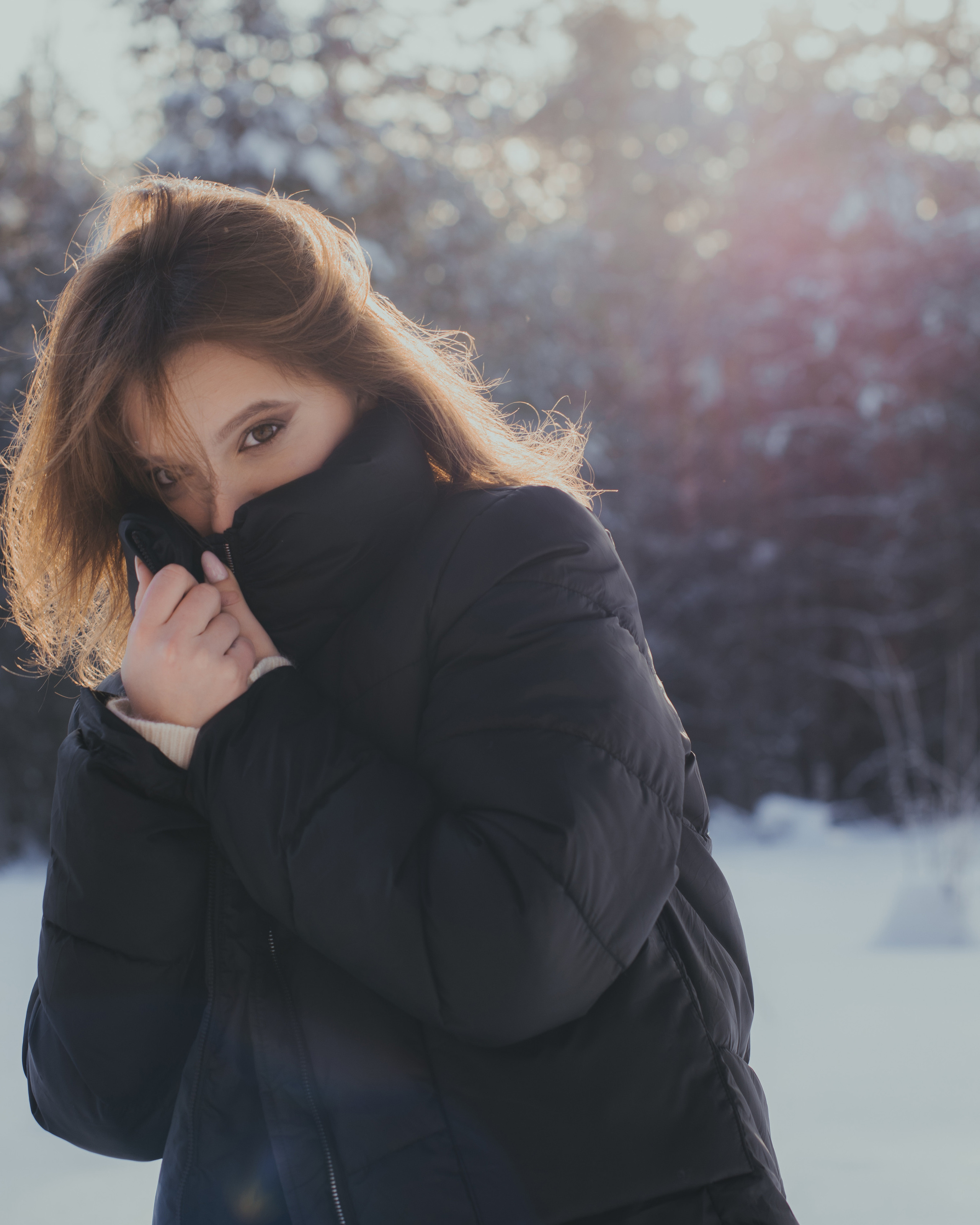 Портрет девушки на фоне зимнего леса