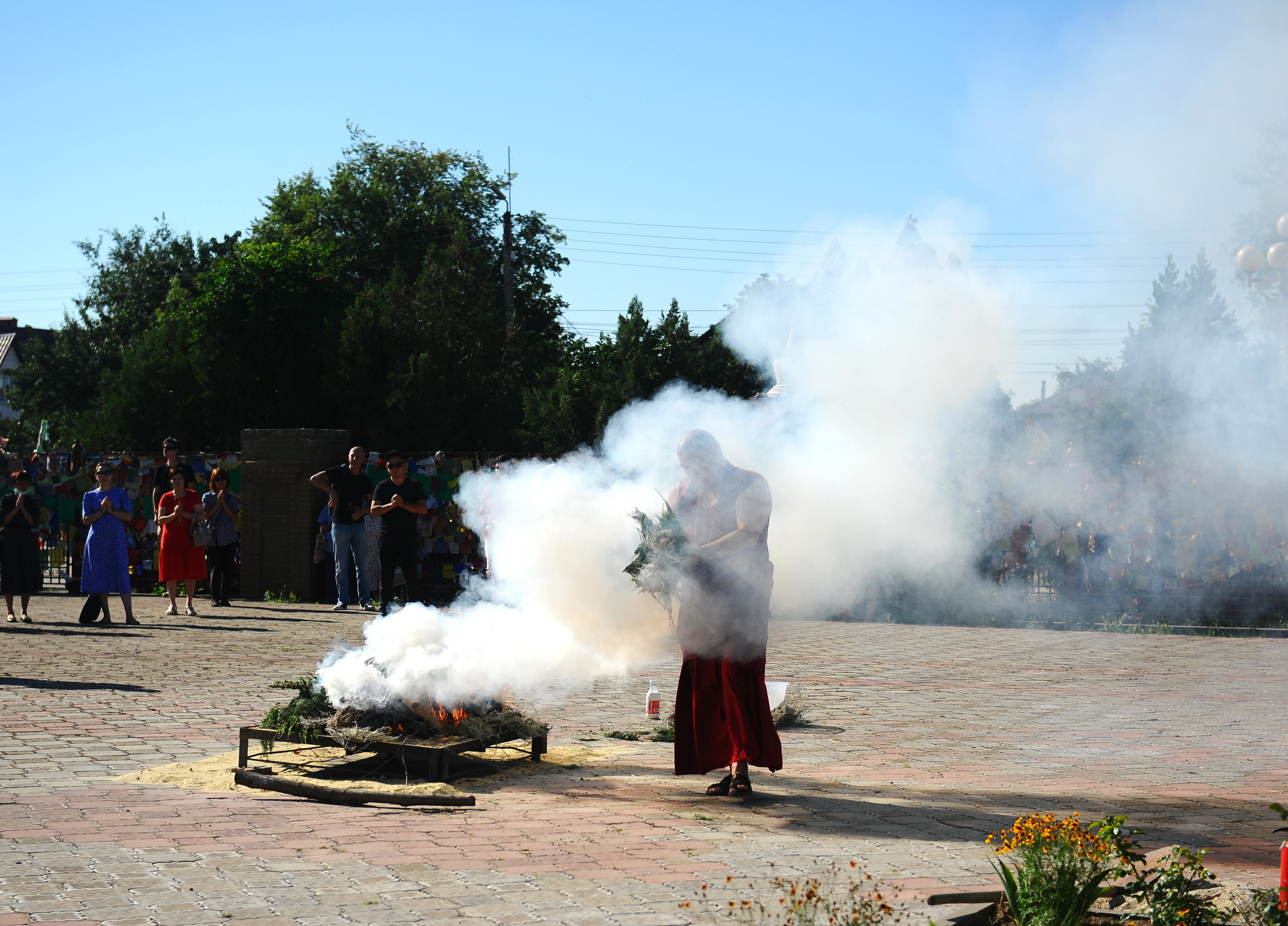 Почему монахи в Калмыкии выливают молоко на костер?. Главная (Home)