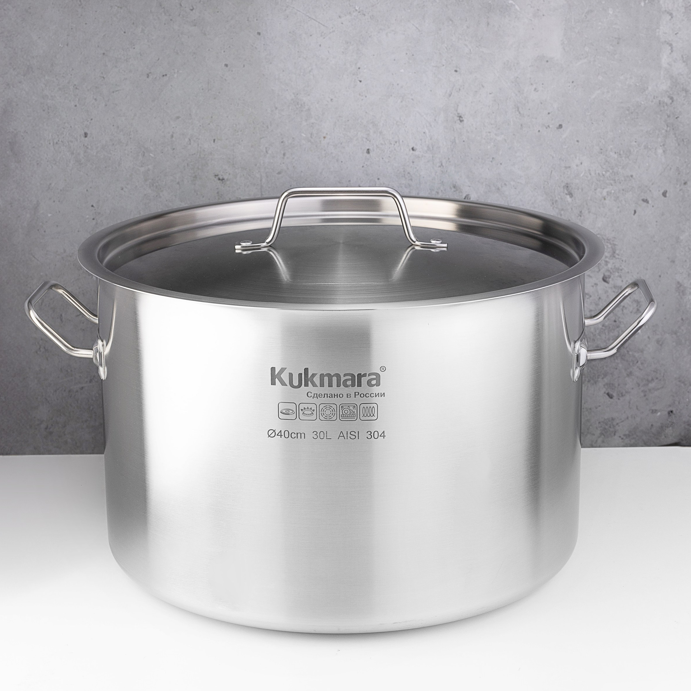 Котел kukmara на сером фоне, каталожное фото