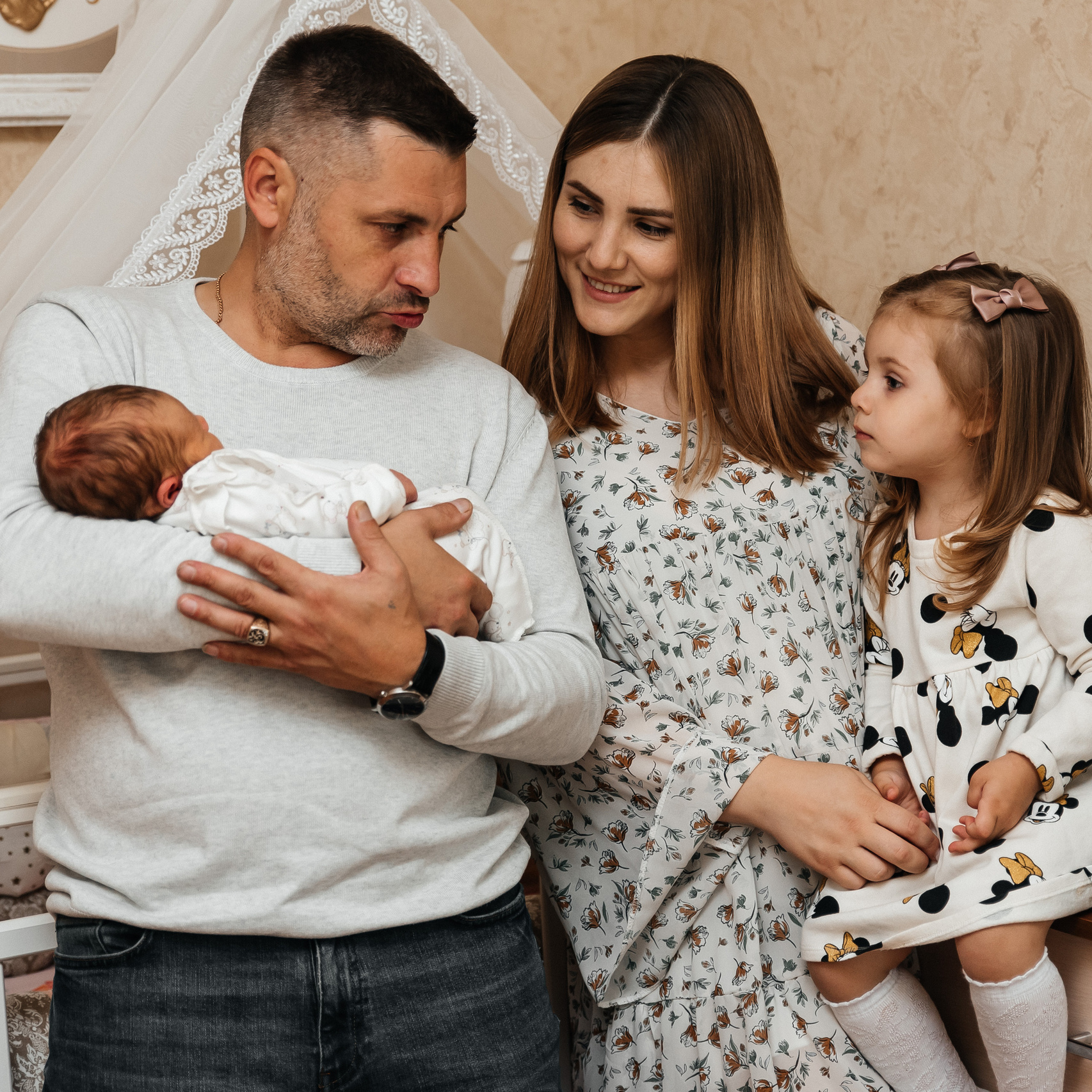 Выписка из роддома. Семейный детский фотограф видеограф в Омске Юлия Татаринова