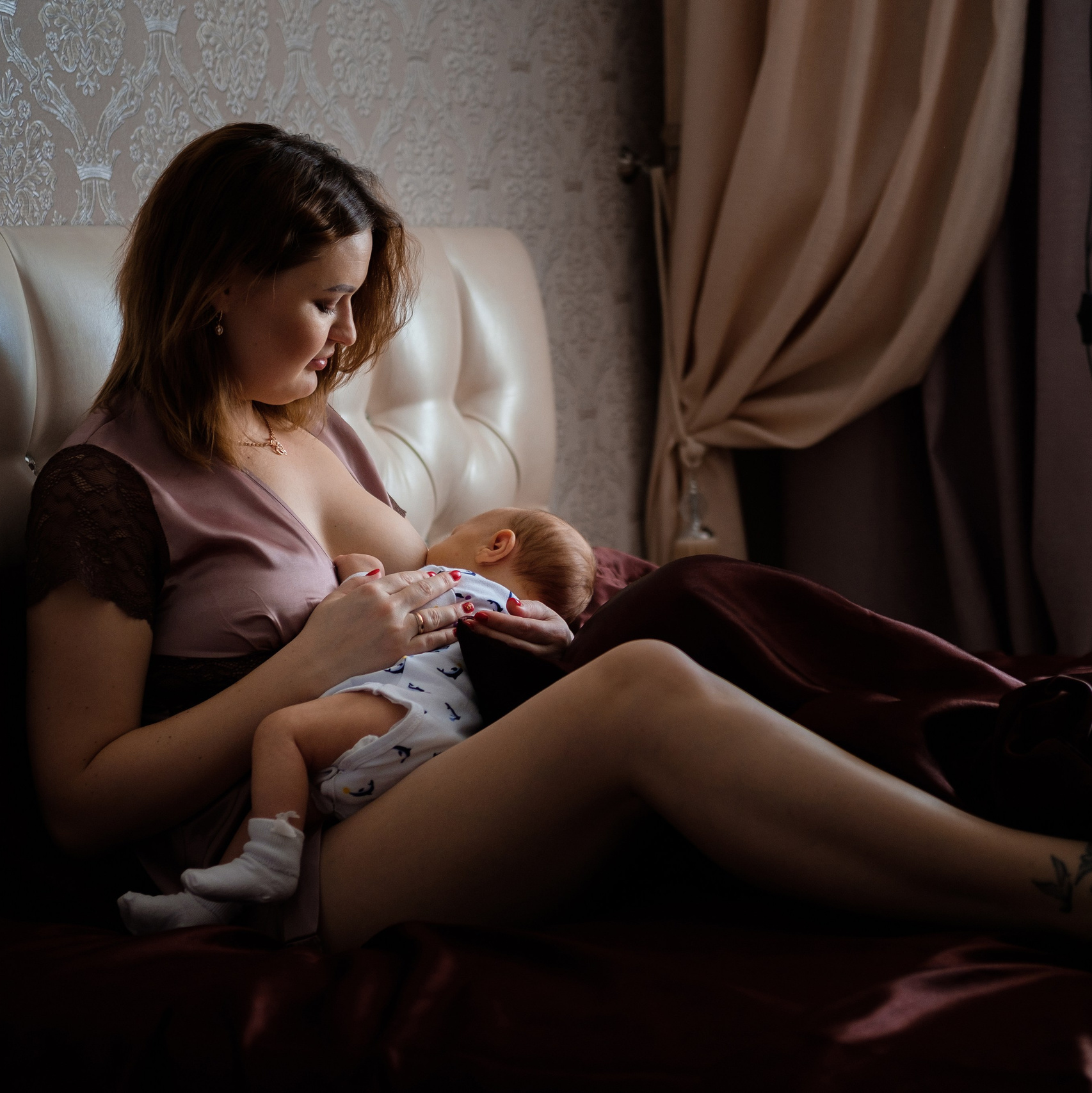 Красивый портрет кормящей мамы с ребенком . Фотосессия Материнство. Фотоистория о рождении ребенка .фотограф Тюмень 