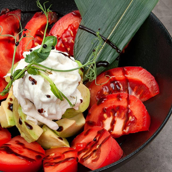 Фуд фото, фуд-фотограф, фото салата, салат с авокадо, салат со страчателлой, салат с томатами