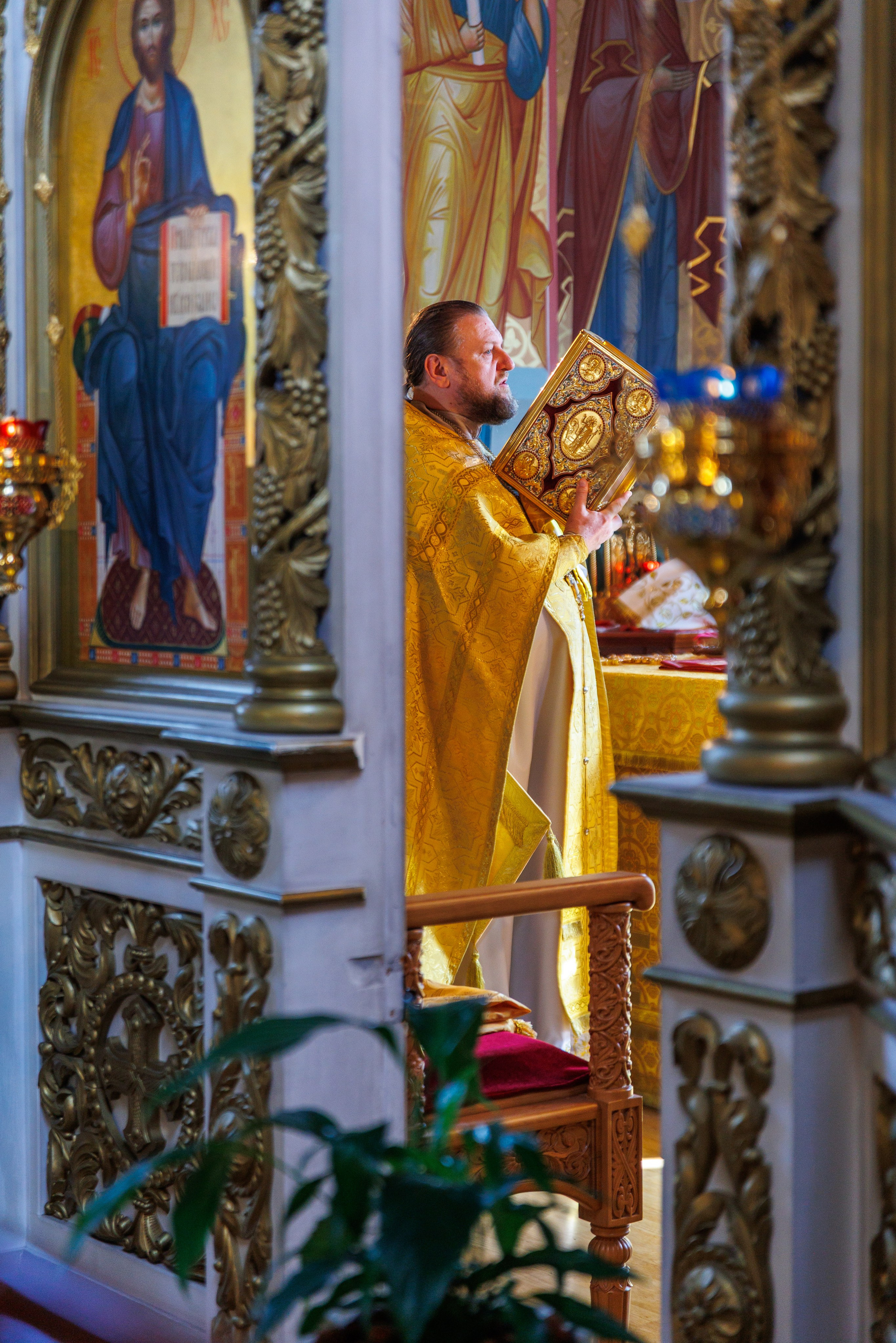 Батюшка в Храме Петра и Павла, Ясиноватая