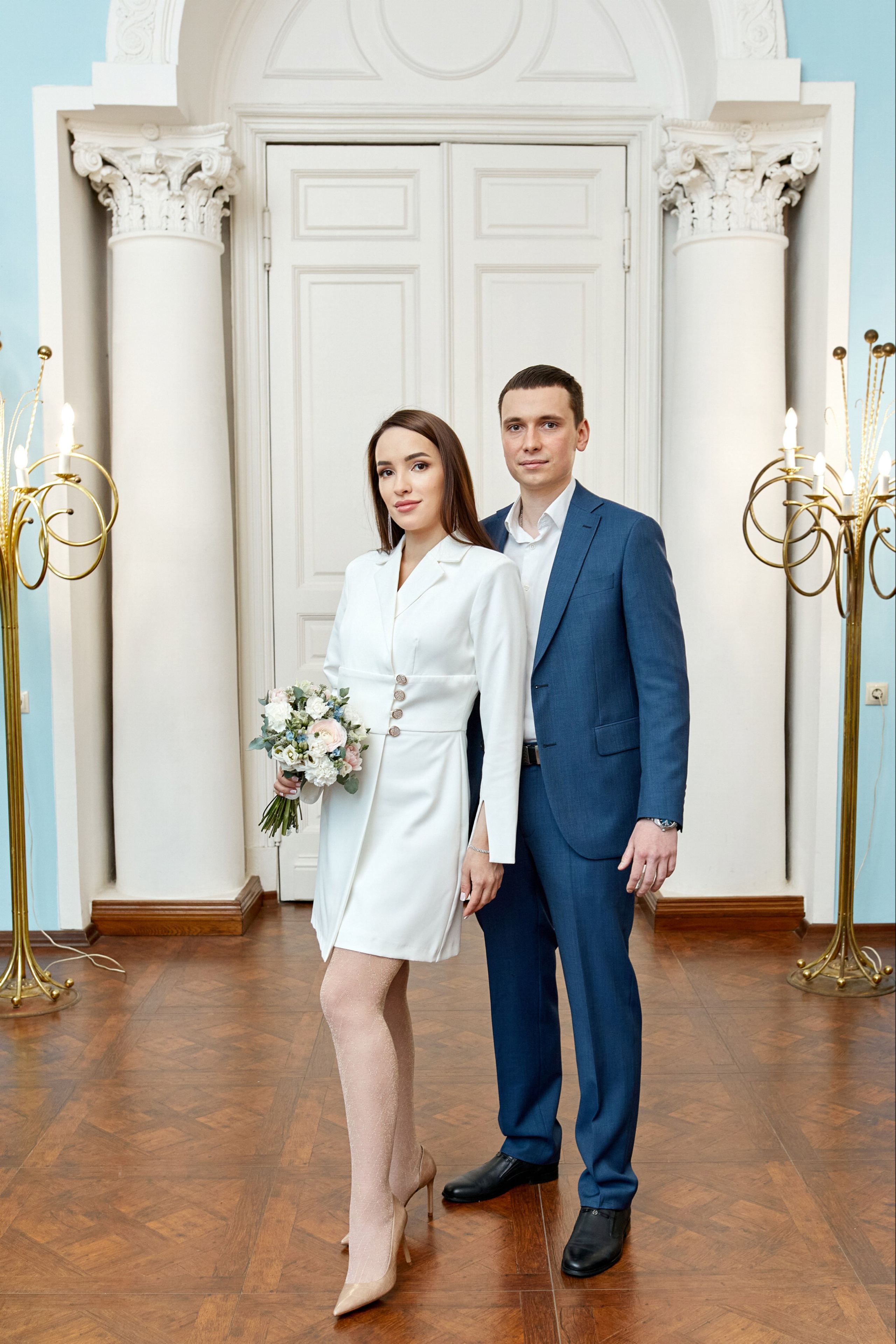 Профессиональный фотограф делает кадр молодоженов в ЗАГС - фото будущих жениха и невесты