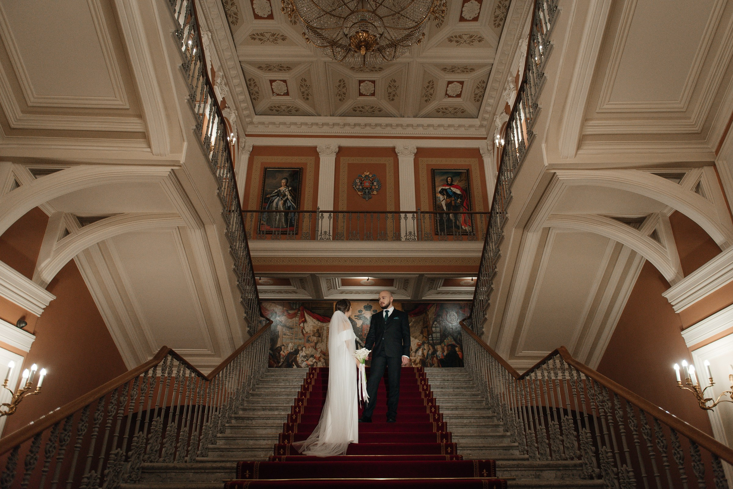 дворцы в Санкт-Петербурге для свадебной фотосессии в дождь, осенью или зимой