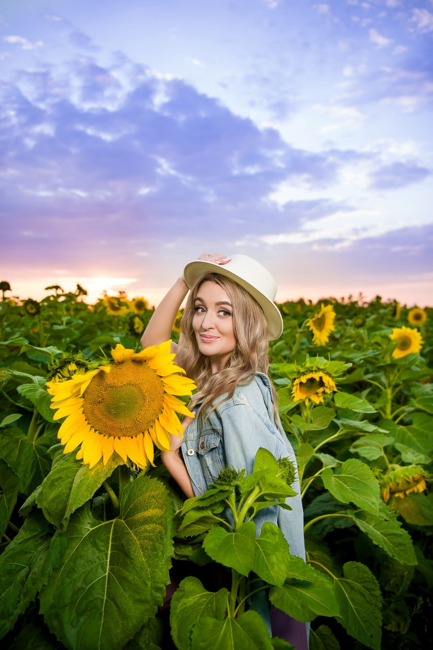 Девушка в шляпе с подсолнухами