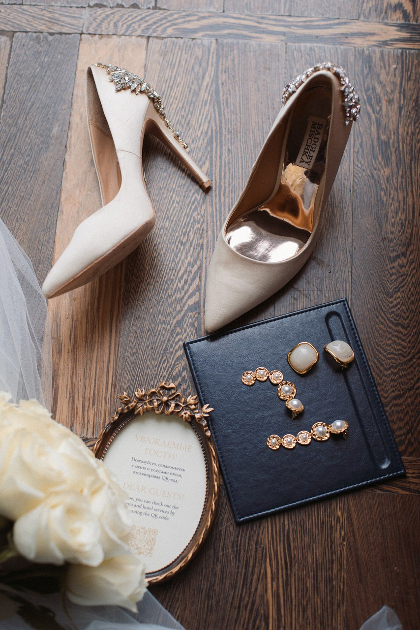 Туфли и букет — детали утра свадьбы