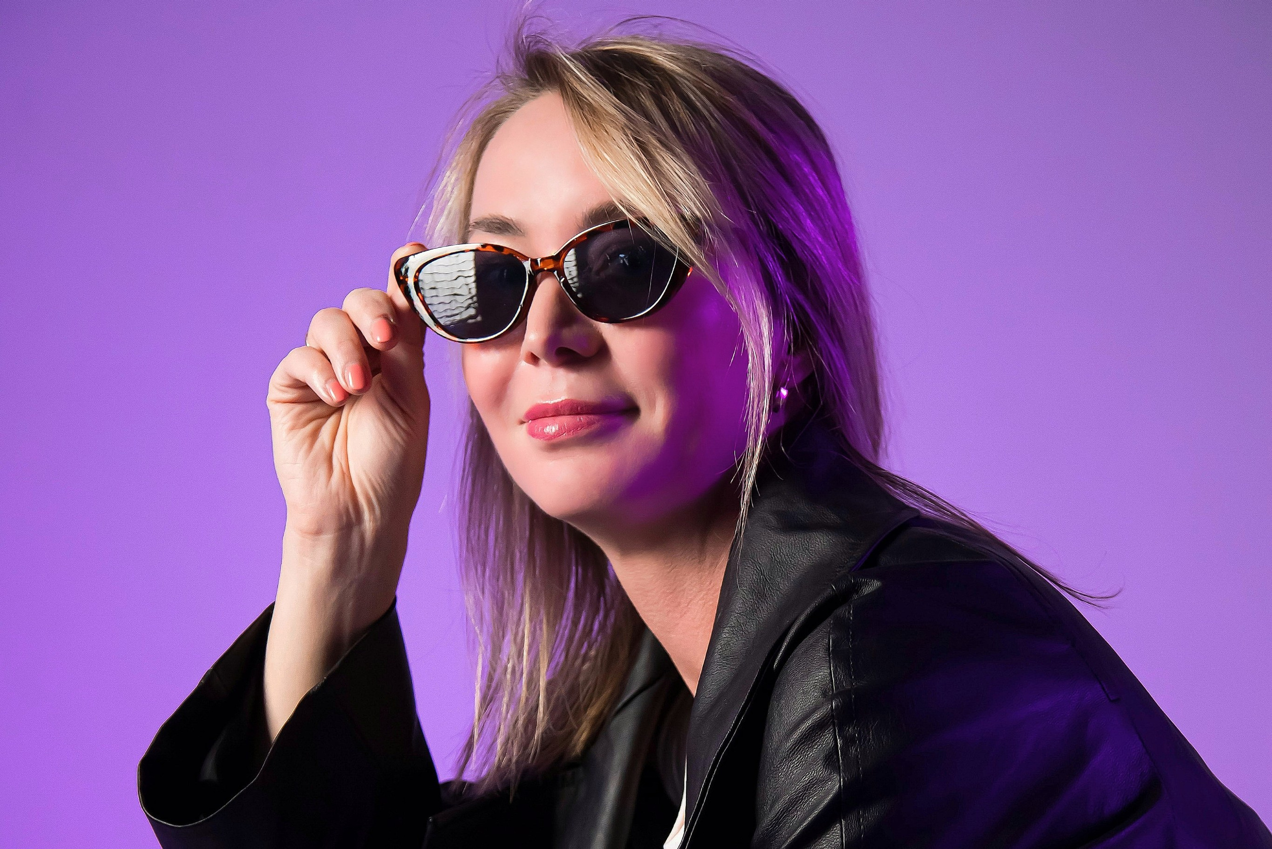 «Профессиональный студийный портрет с контролируемым светом и чистым фоном»