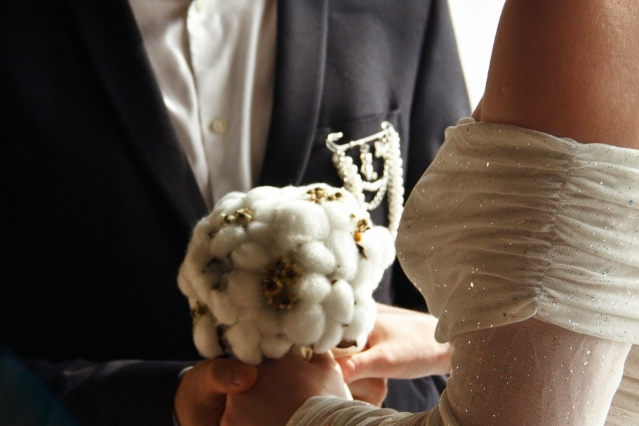 «Романтичный момент молодоженов в день свадьбы с трогательной атмосферой»