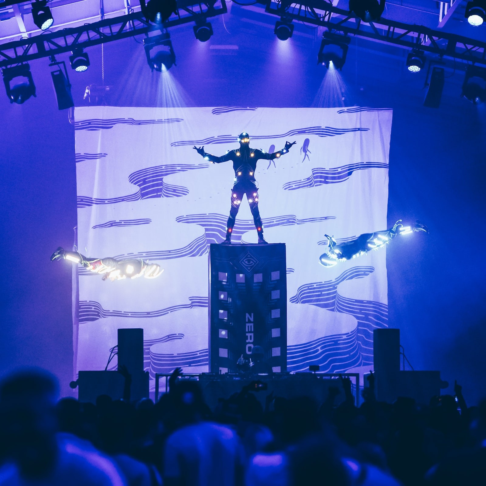 Установим сцену, подиум, кресла, звуковое и световое оборудование, а также обеспечим сценическими спец.эффектами.