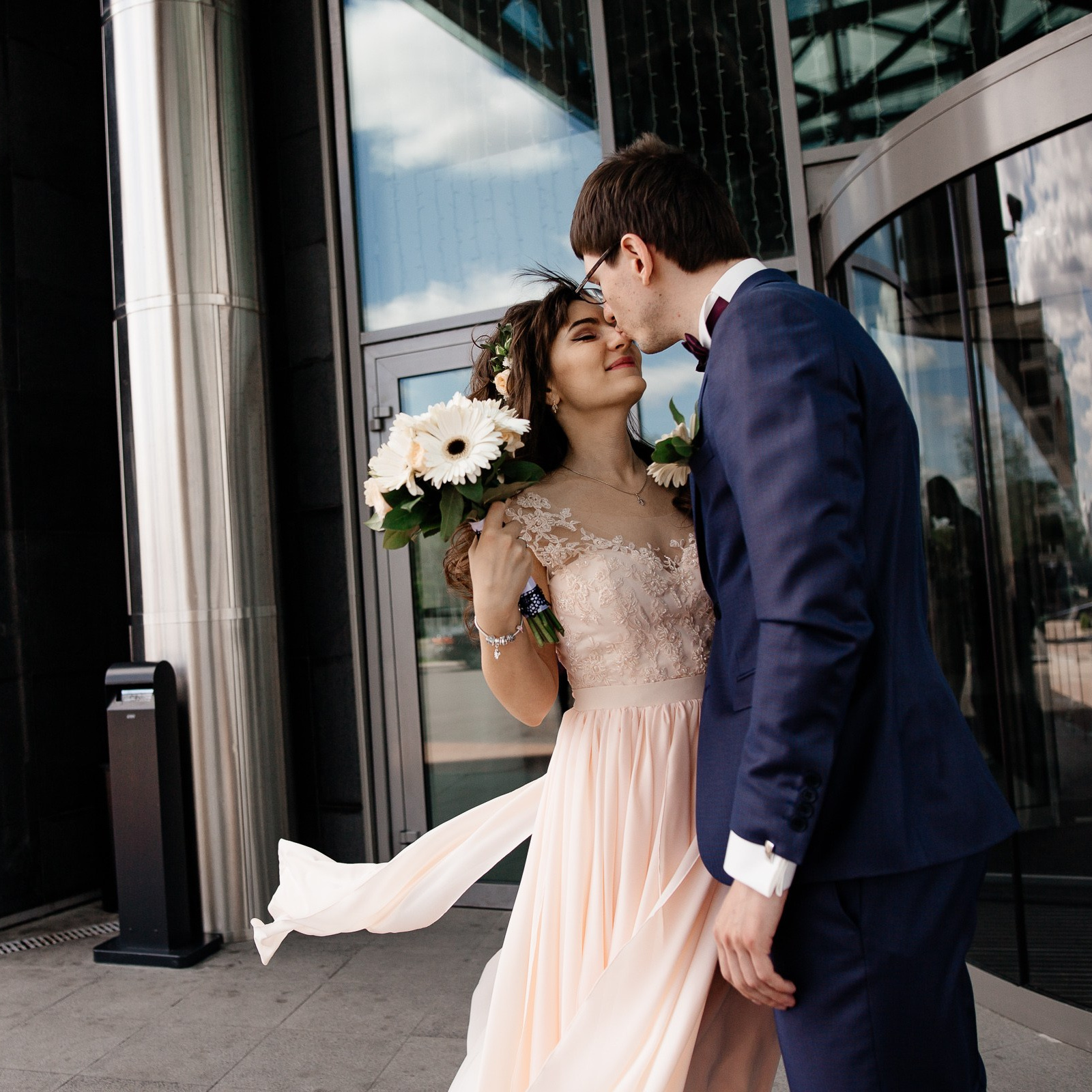 Элегантная свадебная фотосессия в Минске в любую погоду — съёмка в театральных интерьерах