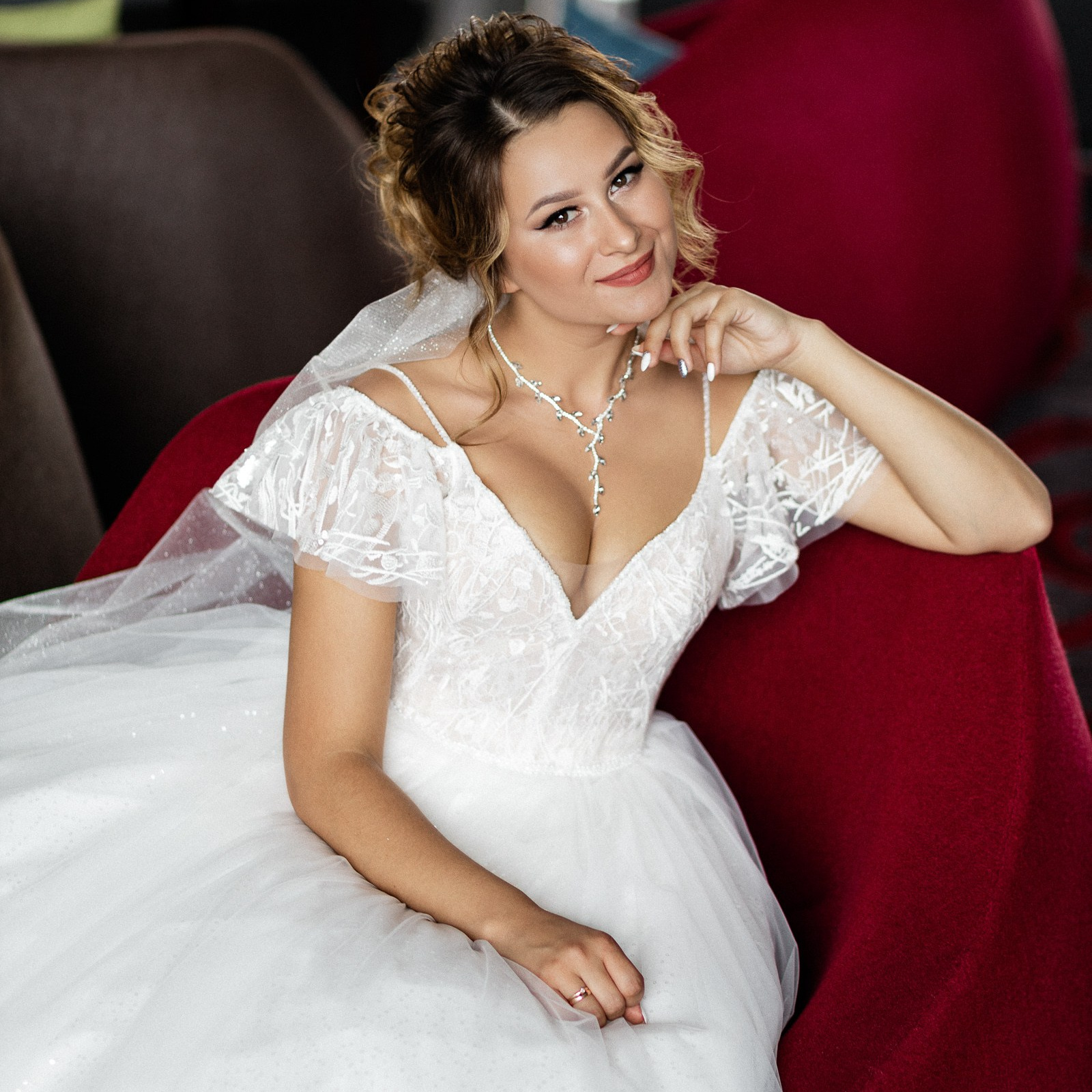 Где провести свадебную фотосессию в Минске в дождь — съёмка в стильном кафе с большими окнами