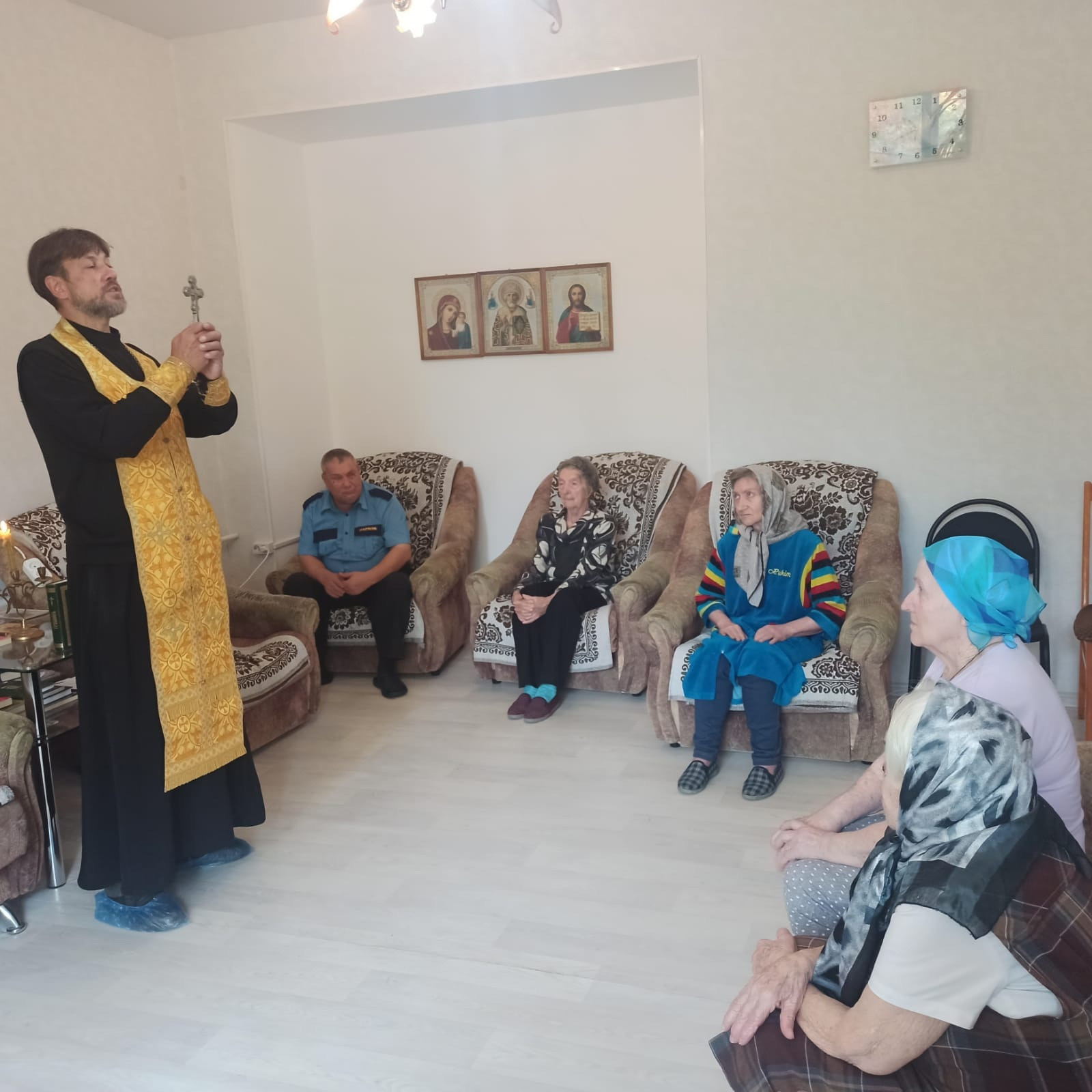 Священник Георгиевского храма посетил дом престарелых. Северное благочиние Саратовской епархии