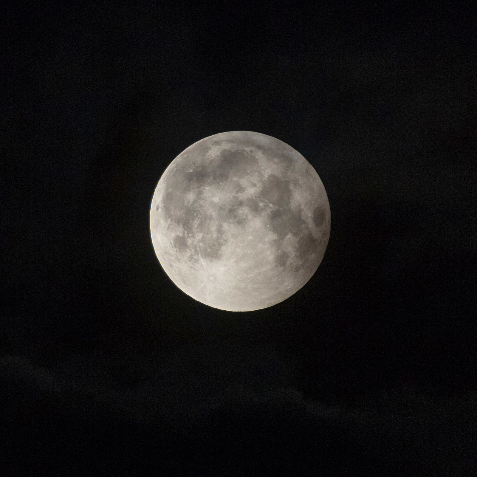 Длинное лунное затмение. Фотограф Евгений Стельмах в Молодечно и Минске