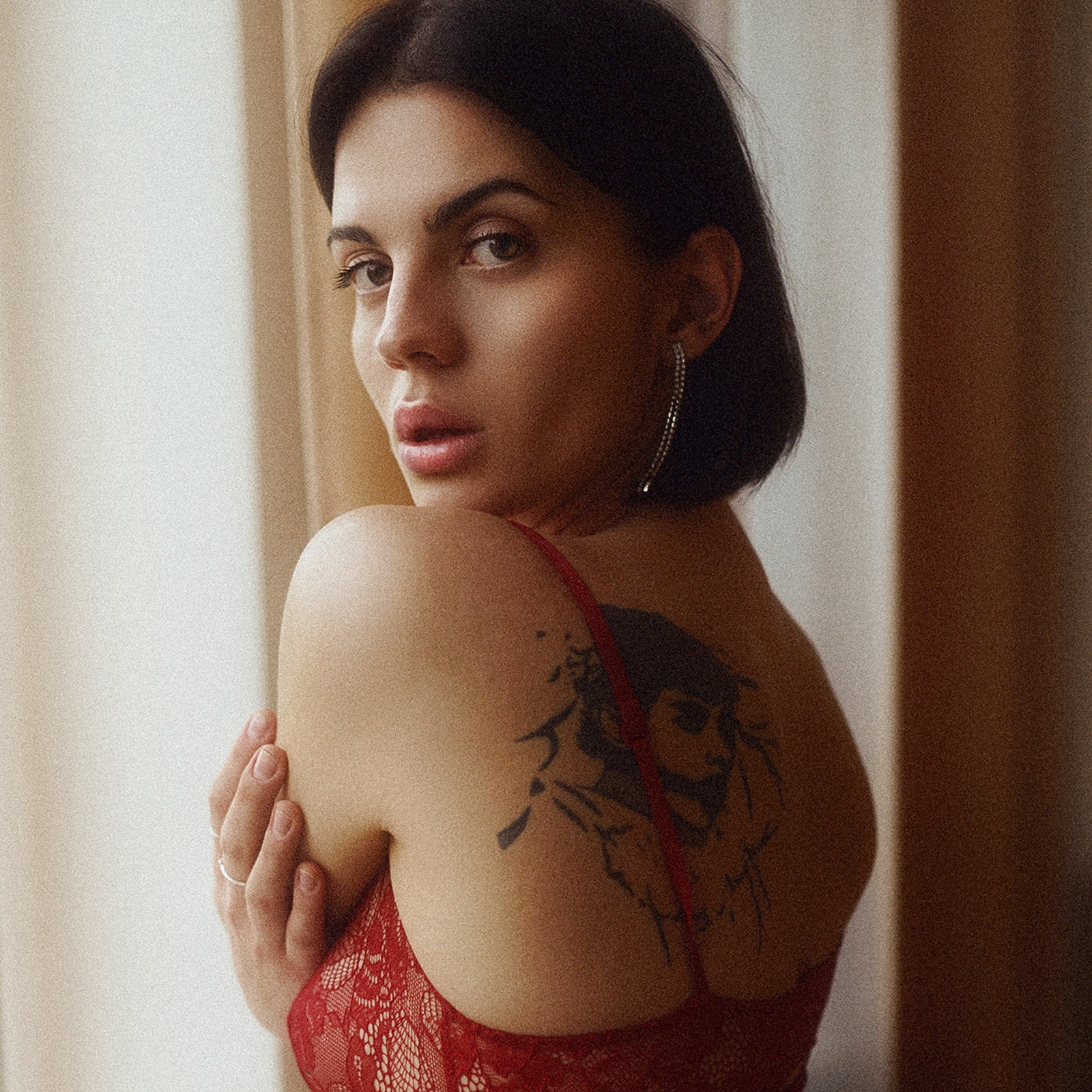 Мини-пакет портретной съемки: короткая фотосессия, 10 обработанных фотографий, студийная или выездная локация, профессиональный подход, Краснодар.